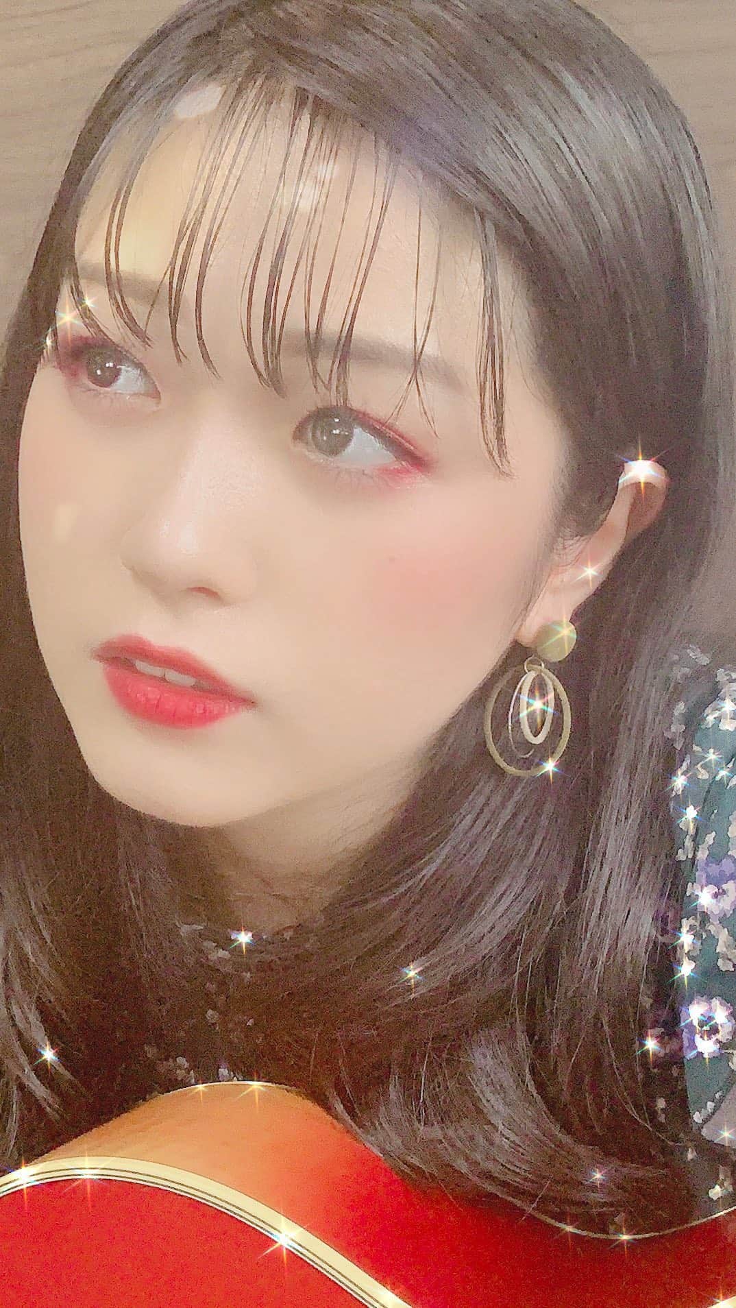ミユフィーヌ（REVERBEE）のインスタグラム：「リクエスト有難うございます🙌🏻💖 #香水 #瑛人 さん @eito0603 #cover #弾き語り #ギター #歌ってみた #カバー #アコースティック #dolceandgabbana #シースルーバング #pinkmakeup」