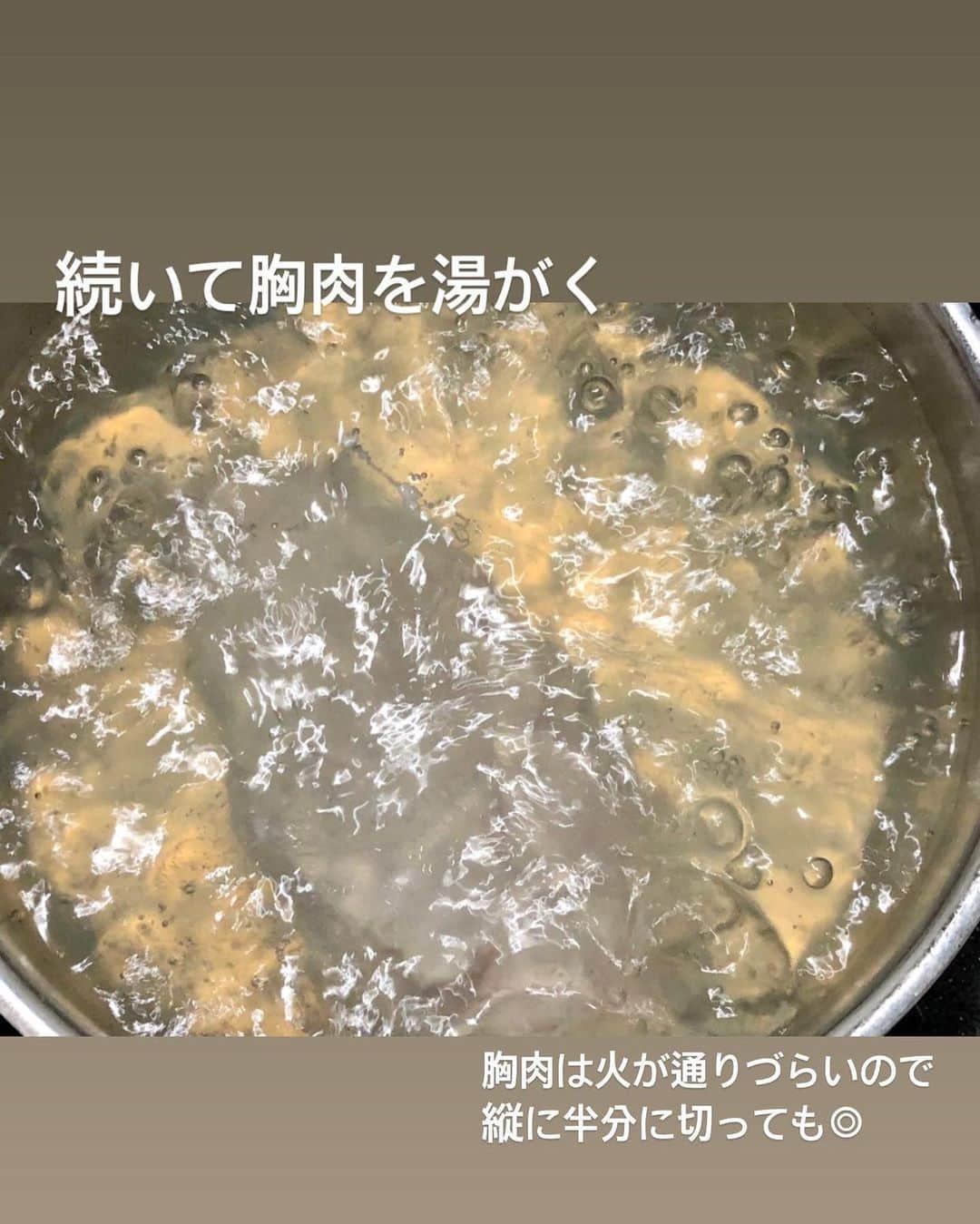 utoshさんのインスタグラム写真 - (utoshInstagram)「【レシピ画像付】鶏むね肉ともやしの梅肉ナムルサラダ！﻿ ﻿ おうち時間にぴったりなもやしを使った #在宅楽飯 を作りました。﻿ 鶏むね肉ともやしのナムルなんですが、そこに梅肉とパセリを。﻿ パセリの存在感と、梅肉の酸っぱさが絶妙。﻿ 想像通り、おいしいナムルになりました。﻿ 基本はナムルなので、ごま油と塩の2TOPで味付けしています！﻿ ﻿ ぜひ作ってみてください。﻿ ﻿ 使ってるお皿はSOROI @soroi_jp のDaylight。主菜を乗せるのにぴったりな大きさのお皿です。﻿ @chips_inc にて発売してます。﻿ ﻿ ﻿ レシピはこちら↓﻿ ＿＿＿＿＿＿＿﻿ ﻿ 鶏むね肉ともやしの梅肉ナムルサラダ（2人分）﻿ ﻿ 【材料】﻿ 鶏むね肉 1個（ささみ3個でも可）﻿ もやし　一袋﻿ 玉ねぎ 1/4﻿ 果肉が柔らかい梅（小さめ）　3個﻿ ﻿ ごま油　大さじ2﻿ 塩 小さじ1/4﻿ お酢 大さじ1﻿ パセリ 適量﻿ ﻿ 【作り方】﻿ （1）もやしを茹で、1分くらいで取り出し冷水に取る。鶏むね肉も同じく鍋で10分茹でる。玉ねぎはスライサーなどでスライスし、水にさらす。梅は種をとり、果肉の部分を包丁で刻む。Aを合わせておく。パセリも刻んでおく。﻿ ﻿ （2）鶏むね肉を冷水にとり、冷めたら手で裂き、食べやすい大きさにする。﻿ ﻿ （3）ボウルによく水をきったもやし、鶏むね肉、玉ねぎ、梅肉、A、刻んだパセリをいれてよく混ぜ合わせて、お皿に盛りつけたら完成。﻿ ﻿ ＿＿＿＿＿＿＿﻿ ﻿ ぜひ作ってみてください。﻿ No local No food おいしく楽しく！﻿ ﻿ ﻿ #ナムル #サラダ #もやしレシピ #ややはつレシピ #とりあえず野菜食﻿ ﻿ #ellegourmet#lunch#brunch#breakfast#foodporn#instagramjapan#vsco#IGersJP#onthetable#ランチ#おうちカフェ#うちごはん#暮らし#フーディーテーブル﻿ #cooking #おうちごはん#朝ごはん#japanesebreakfast」5月19日 18時24分 - utosh