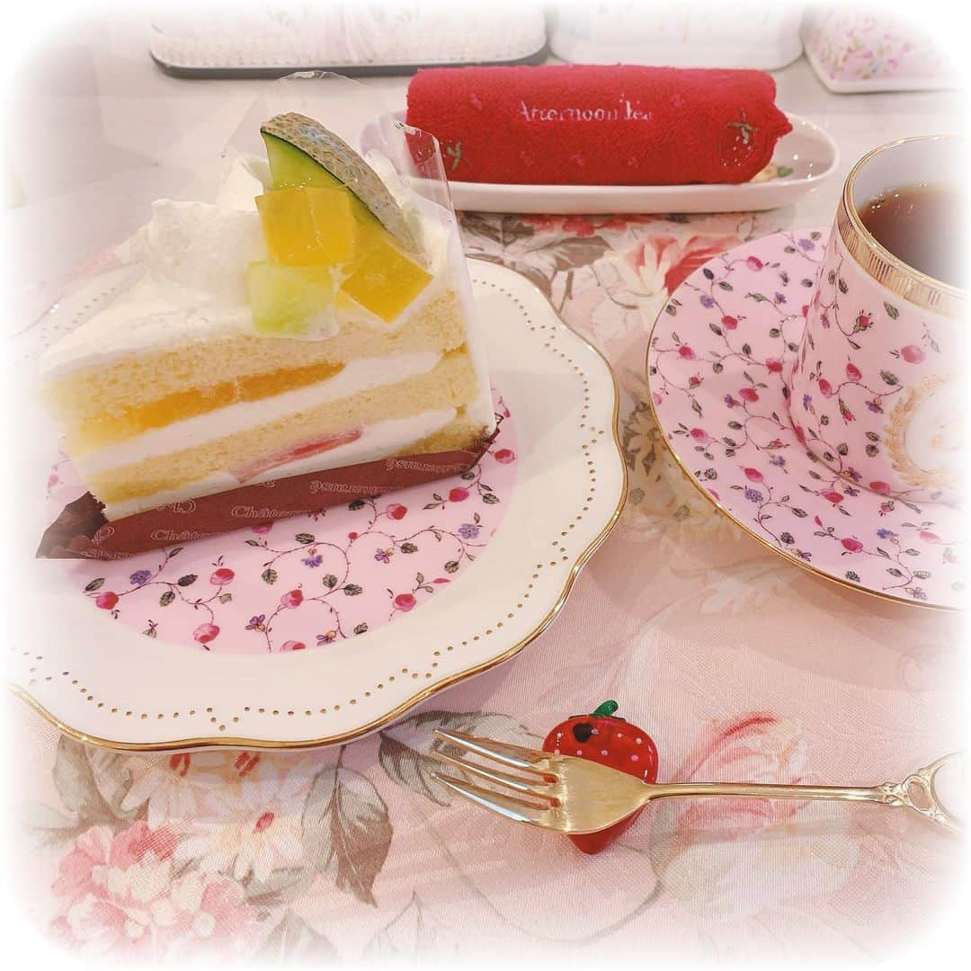 月宮まどかのインスタグラム：「🍈 . . 今日は大好きなメロンケーキ🧁˙˳⋆ . . #porcelarts #handmade #interior #interiordesign #porcelartslesson #sweets #cute #ポーセラーツ #ハンドメイド #転写紙 #猫 #ピンク好きな人と繋がりたい #かわいい #インテリア #フランフラン #リボン #猫好きさんと繋がりたい #アフタヌーンティーセット #お茶会 #手作り #習い事」