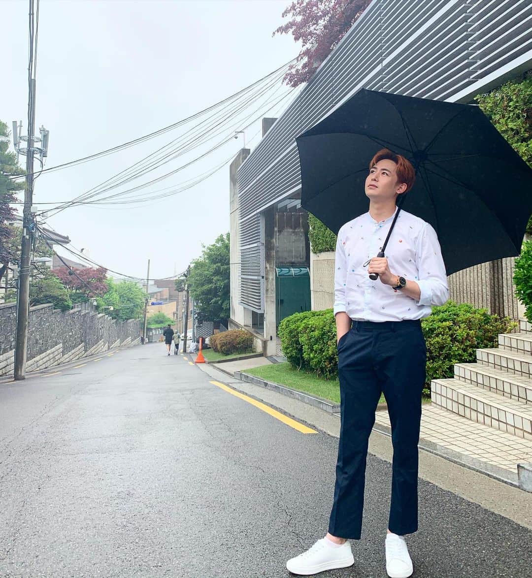 ニックン（2PM）のインスタグラム：「제가 택시 부르고 누굴 기다리고 있을까요? ㅋㅋㅋ」
