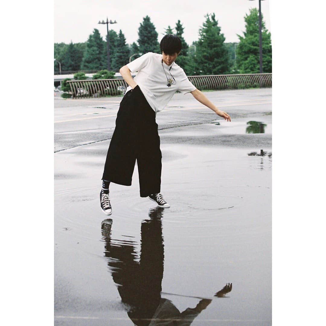 鈴木仁さんのインスタグラム写真 - (鈴木仁Instagram)「. これは、、、 たしか去年の7月頃の写真🎞  雨の日の散歩好きなんだよね でも小雨程度で空気が澄んでる時限定。 今日も少しだけ散歩して しめじとほうれん草とベーコン買ってパスタ作った」5月19日 18時26分 - jin_suzuki_722