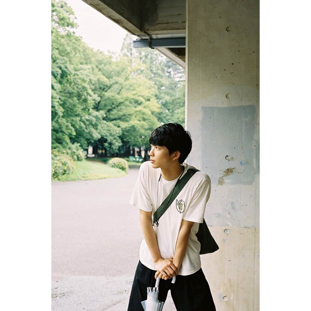 鈴木仁のインスタグラム：「. これは、、、 たしか去年の7月頃の写真🎞  雨の日の散歩好きなんだよね でも小雨程度で空気が澄んでる時限定。 今日も少しだけ散歩して しめじとほうれん草とベーコン買ってパスタ作った」