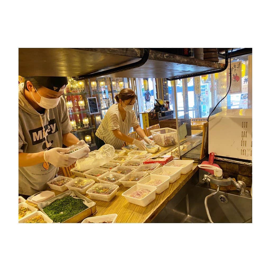 宮里美香さんのインスタグラム写真 - (宮里美香Instagram)「*** 🍊みかんプロジェクト🍊 . 5/19の今日は、 @takesumi_w たけすみさんのお弁当を届ける日！！ . 朝、たけすみさんへ行って弁当を作ってる様子を見させてもらって、少しだけお手伝いをしました😊 . @kazukihaemi さん沢山の種類のお弁当を作ってくれて、本当にありがとうございます！全部美味しそうでした〜🤤 . . 4日目のお弁当も届けられてよかったです！！ . . 今日は、沖縄サントリーフーズさんにお願いして1008本の飲料を届けました。美味しいお弁当には、お茶があったらいいんじゃないかと思って☺️ . . お昼のご飯時間、医療従事者が少しでも笑顔になることを願って…🥺✨ . . #みかんプロジェクト  #医療従事者に感謝  #沢山の笑顔で溢れますように  #引き続き頑張る」5月19日 18時29分 - mikamiyazato_official
