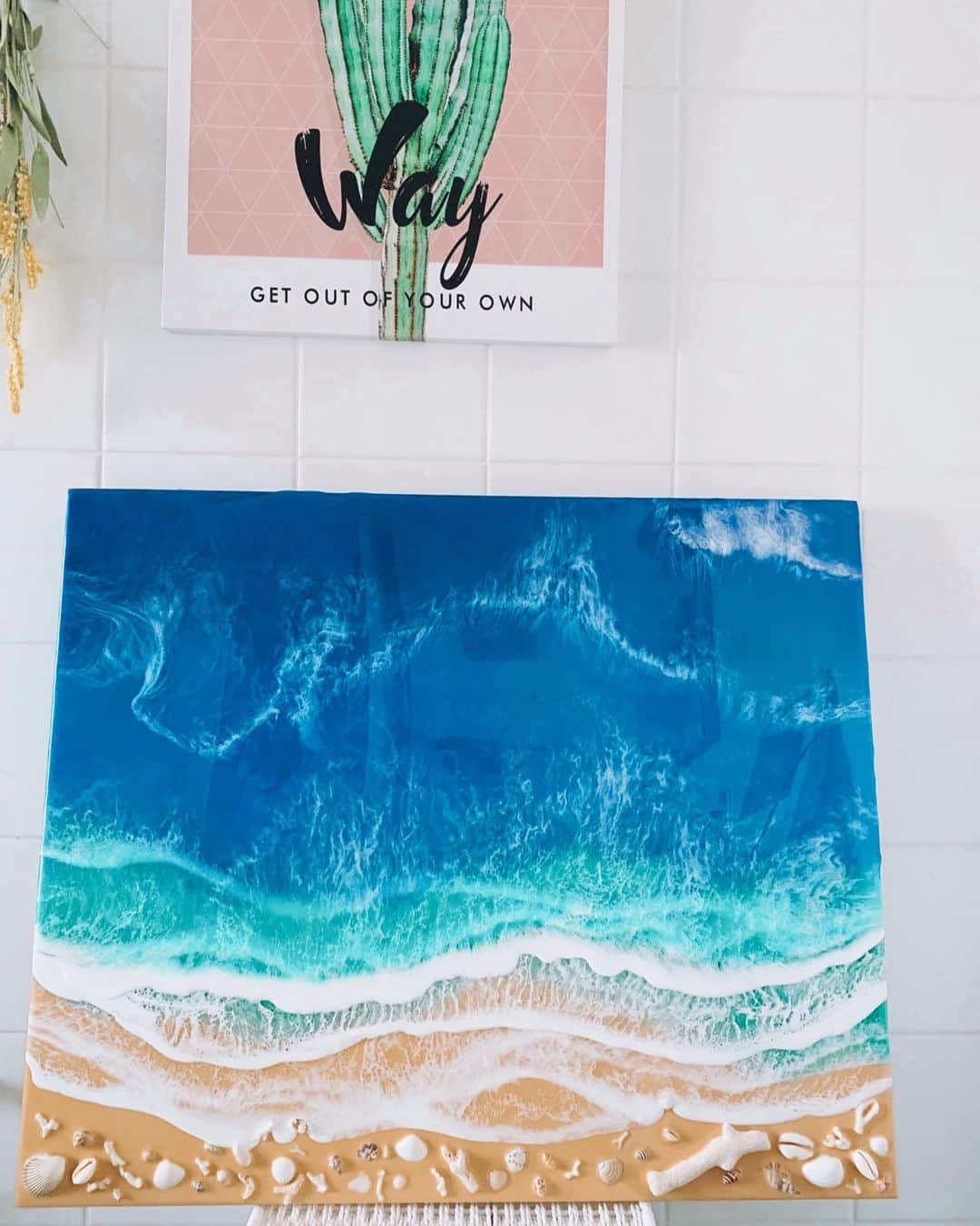 のインスタグラム：「paradise in my bath room🌊🌴﻿ ﻿ ﻿ 最近うちに飾っている 迫力の海のレジンアートがとてつもなく﻿ 癒やしスポットになっています🤎🧜🏽‍♀️🤤﻿ ﻿ この海は、マレーシアコタキナバルマヌカン島の海を 再現された作品で 複雑に混ざり合うコタキナバルブルーと﻿ 本物みたいな波がレジンで 何層にも表現されてあるの😌✨﻿ 肉眼で見ると、ぷっくりした立体感や シュワシュワの泡とかも細部まで 本当に綺麗でたまらない🙈🌊﻿✨ 貝は現地の本物が使われているんだよ！ 波の音が聴こえてきそう...🐚✨🧜🏽‍♀️♡﻿ ﻿ ﻿ 今のこの状況でも、海が大好きな人にとって 日常に海を感じ、 幸せを感じてもらいたいという  @umi.resin さんの美しいハートから生まれた作品🧜🏽‍♀️💙﻿ みんなもぜひ覗いてみてください🤍﻿ ﻿ ﻿ #oceaninthehands﻿ #beach﻿ #beachpeople #paradise」
