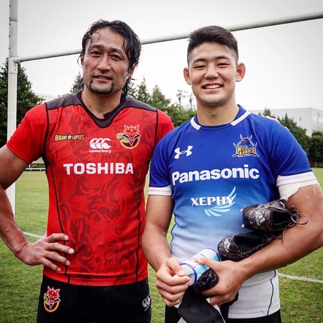 のインスタグラム：「均さん現役生活お疲れ様でした！ 僕が初めて代表に入ったときからお世話になりました！ラグビー界のレジェンドと一緒にラグビーができたこと誇りに思います🙏 均さんありがとうございました🙏 #大野均 #ラグビー日本代表 #レジェンド #鉄人」