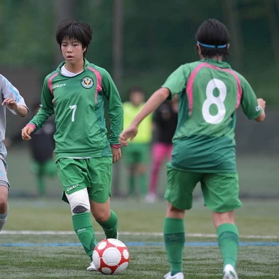 東京ヴェルディさんのインスタグラム写真 - (東京ヴェルディInstagram)「多くの日本女子代表選手が輩出してきた、日テレ・東京ヴェルディベレーザのアカデミー。メニーナ、そして2012年立ち上げのセリアス。﻿ ﻿ 所属選手のアカデミー時代を、秘蔵写真と思い出コメントで振り返る好評企画🐸！﻿ ﻿ 今回は、原衣吹選手のメニーナ時代🌱（2010〜15年）﻿ 🏆全日本女子ユースサッカー選手権大会：優勝 4回（2011、2012、2014、2015年）﻿ ●原衣吹選手が語る、アカデミー時代の思い出🔻﻿ メニーナ時代に印象に残っているのは、やはりたくさん走ったことですね。（笑）﻿ 特に、夏の藤枝遠征でプレーが悪く、前半15分くらいで交代して、学校の周りを試合が終わるまで走ったことが1番です。﻿ 私の後に（宮川）麻都さんと真子さん(現:ノジマステラ神奈川相模原)も来て、３人でずっとぐるぐる走っていました。﻿ 試合後も、むきになって俊さん(現:ちふれASエルフェン埼玉 GM)の運転するバスに乗らず、走って宿舎まで帰ったことも今となってはいい思い出です。﻿ ﻿ #原衣吹﻿ #日テレメニーナ﻿ #全日本女子ユースサッカー選手権大会優勝﻿ #beleza﻿ #ベレーザ #日テレベレーザ #日テレ東京ヴェルディベレーザ #東京 #tokyo﻿ #stayhome﻿ #stayathome﻿ #おうちでヴェルディ #おうちでベレーザ」5月19日 18時35分 - tokyo_verdy