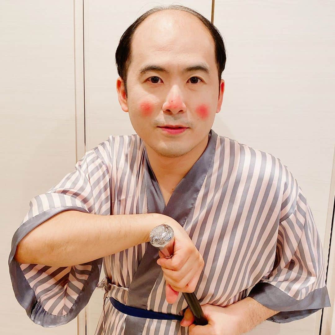 斎藤司のインスタグラム：「子供達〜 早くコロナ終わってほしいね！ なんの真似でしょう  君、一体なんの真似だ！ もうコロナ疲れでこれよ  #全国の子供達 #アンパンマンの実写版なら #こむすびまん #やりたい #僕の頭を食べなよ #ただの酔っ払い #アンパンマン #おうち時間 #stayhome」