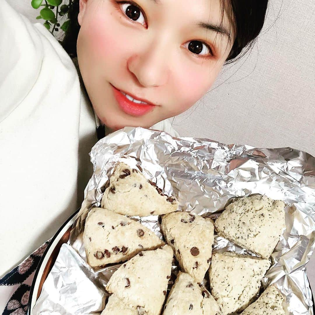 綾瀬マリアさんのインスタグラム写真 - (綾瀬マリアInstagram)「前にも作った事のある #スタバ風 #スコーン 🍪  サラダ油じゃなくてバター🧈で作ったら、さらに美味しかった💕 ただ、焼く前の生地はまとまりにくいのですが💦 焦らずまとめて…  170度に予熱したオーブンで、20分。  やっぱりおいしい😍  焼く時間含めて30分で完成✨  ホットケーキミックス200g 溶かしたバター🧈50g を混ぜて、ポソポソになったら、 牛乳50ccと、好きなトッピングを混ぜて、生地をまとめるだけ。  写真は、 チョコチップとアールグレイ紅茶🍫  まんまるにまとめた生地を、 まるく潰して、 包丁で🔪8等分して 焼くだけ。  スタバ風スコーン🍪が完成します。  オススメ💕  #時短レシピ #時短お菓子  #簡単お菓子 #簡単レシピ」5月19日 18時57分 - ayasemaria