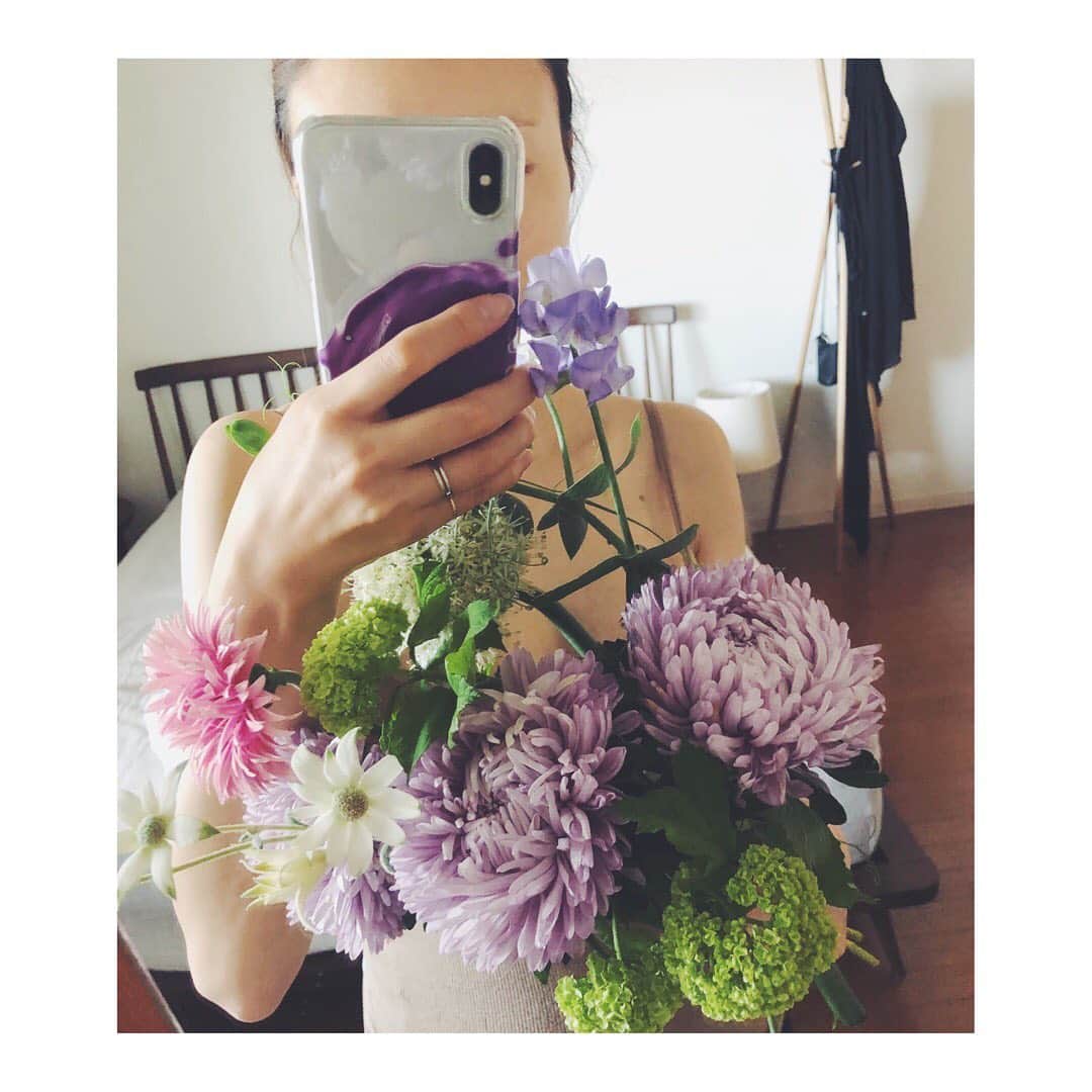 野尻美穂のインスタグラム：「お花って本当に気分があがる☺️💓 いきなりうちに届いた素敵なお花。 嬉しいなぁ🥰 @mojonail_shokosekine から☺️ ありがとう〜🌷」