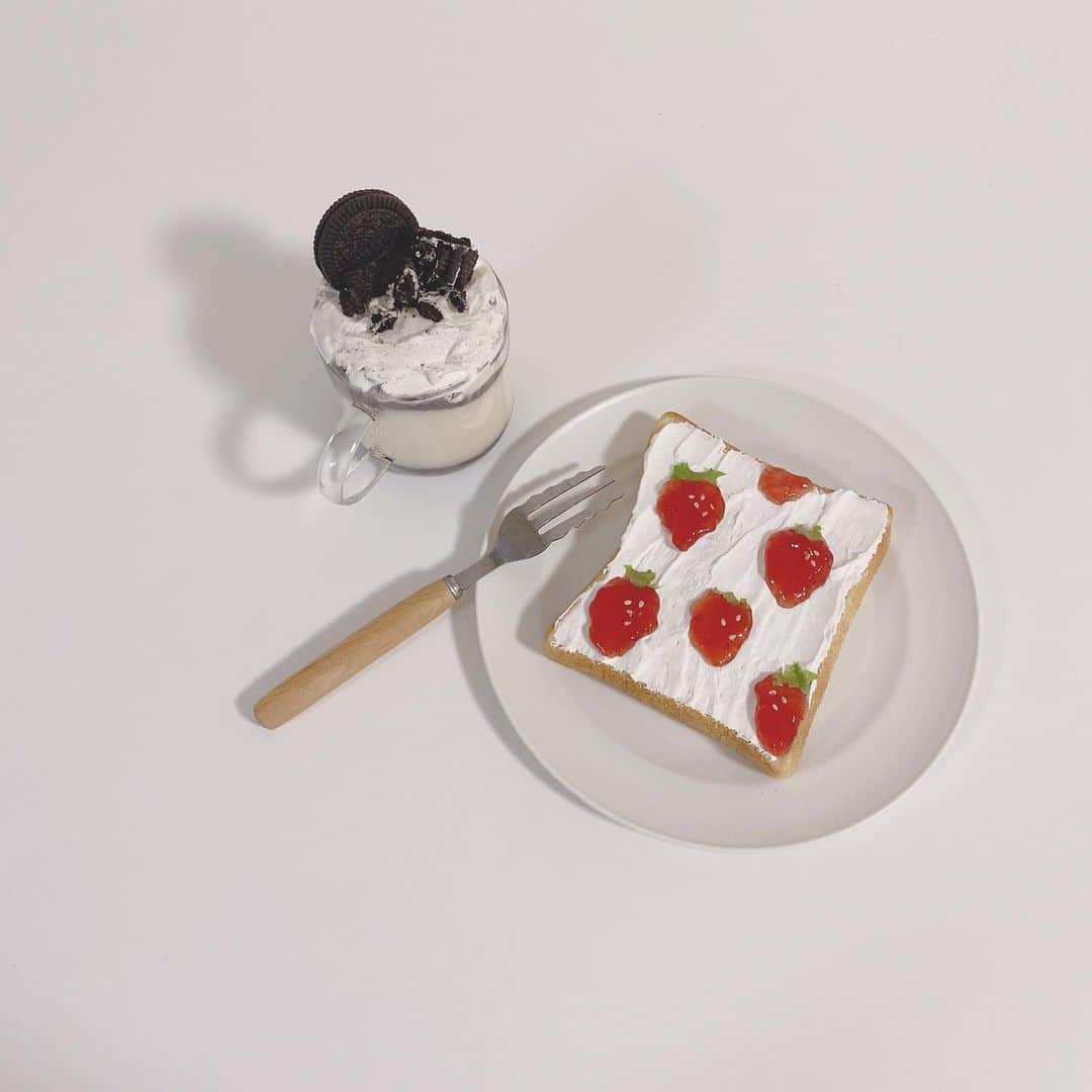 青木菜花のインスタグラム：「.﻿ .﻿ この間のおうちカフェの写真💭🍰﻿ もうみてくれたかな😝﻿ ﻿ おうちカフェにハマりそう😂😂﻿ ﻿ そして今日はじじばばルーム飲み会ですー！﻿ お楽しみに😍﻿ .﻿ . #おうちカフェ #おうち時間 #カフェ #オレオクッキーミルク #トーストアレンジ #トーストアート #instagood #instalike #loveislove #lfl」