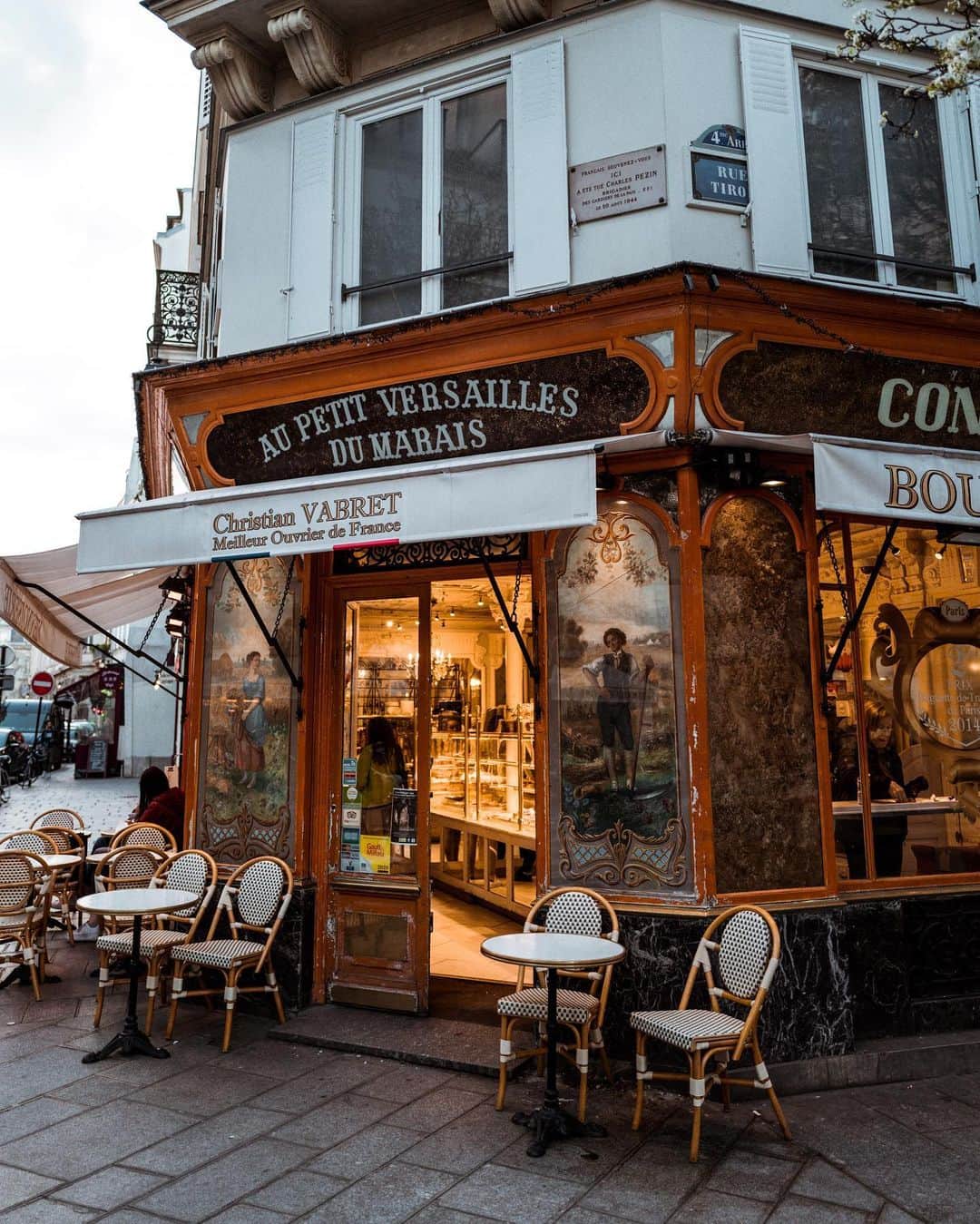 NICOLAS SIMOESのインスタグラム：「Strolling in Paris was one of the things I missed the most. Happy to see some life with bakeries and little shops opened. Remember to take care and stay safe guys 🖤」