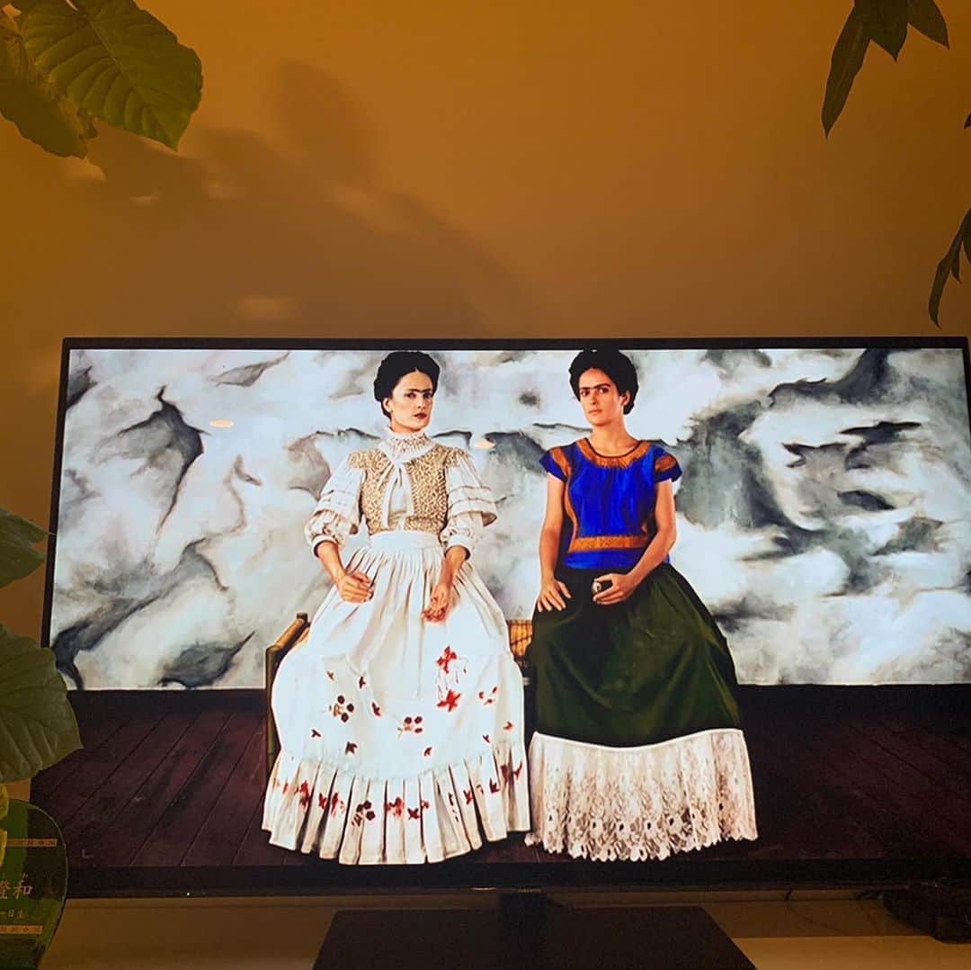 のインスタグラム：「授乳が終わってスヤスヤ眠ってくれたので、パワーチャージに大好きな映画「FRIDA」🇲🇽を観てると見せかけて、私も一緒にうとうとしてる... ・ ・ #授乳後　#Powercharge #frida #fridakahlo #diegorivera」