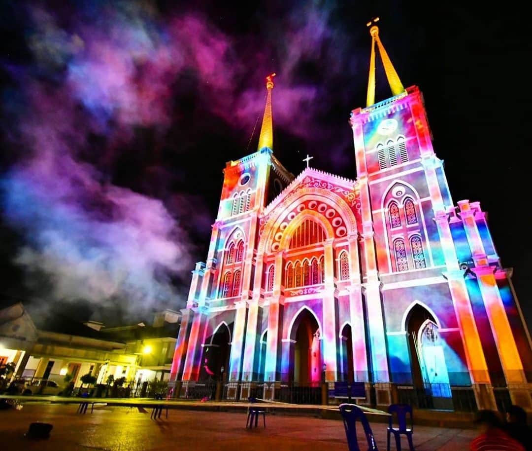 タイ国政府観光庁さんのインスタグラム写真 - (タイ国政府観光庁Instagram)「・﻿ ＼🇹🇭サワッディー・カー🇹🇭／﻿ ﻿ 今週の #こんなタイ知らなかった は、﻿ チャンタブリーにあるタイ最大のカトリック大聖堂「イマキュレート・コンセプション聖堂」での一枚📸﻿ ﻿ こちらの大聖堂、クリスマスの期間には臨場感あふれるプロジェクションマッピングが😆💕﻿ 写真からも迫力が伝わってきますね‼️﻿ ﻿ @ko_he_thai さん、コップン・カー🙏✨﻿ ﻿ ・・・・・・・﻿ 今まで知らなかったタイの魅力を見つけたら、ハッシュタグ #こんなタイ知らなかった をつけて投稿して下さい🌸﻿ ﻿ こちらでご紹介させて頂くことがあります。皆さまからの投稿をお待ちしています😊﻿ ﻿ #repost #タイ #チャンタブリー  #イマキュレートコンセプション聖堂 #カトリック大聖堂 #大聖堂  #プロジェクションマッピング #クリスマス #こんなタイ知らなかった #もっと知りタイ #タイ旅行 #チャンタブリー旅行 #旅好きな人と繋がりたい #旅行好きな人と繋がりたい #海外旅行 #女子旅 #タビジョ  #thailand #chanthaburi #CathedralofImmaculateConception #amazingthailand #thailandtravel #thailandtrip #thai #thaistagram #lovethailand」5月19日 19時00分 - amazingthailandjp