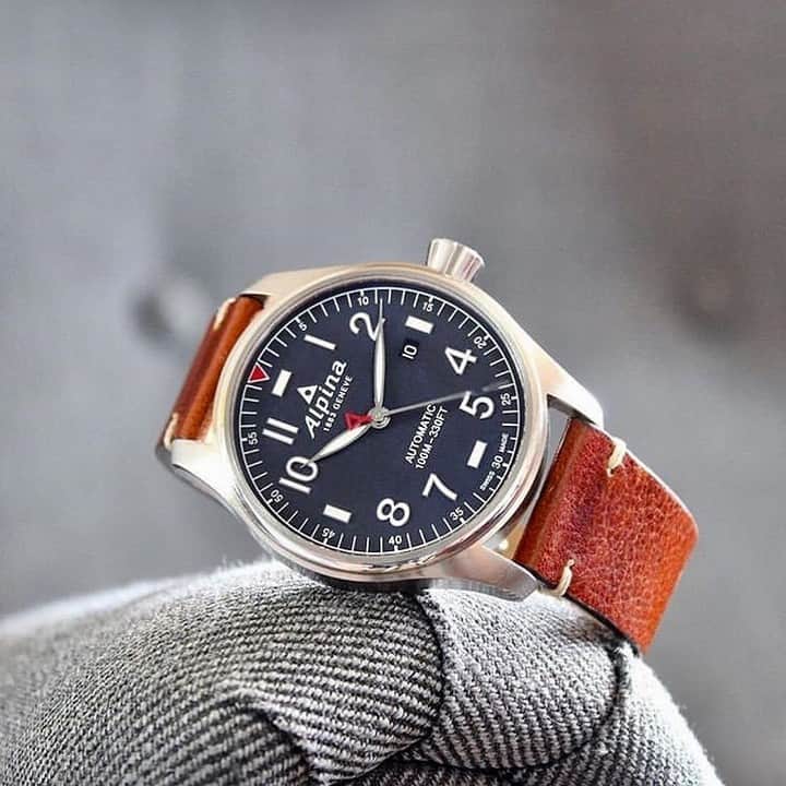 Alpina Watches Japanさんのインスタグラム写真 - (Alpina Watches JapanInstagram)「レザーベルトのスポーツウォッチが、薄着の手元に適度な重量感をプラス ㅤㅤㅤㅤㅤㅤㅤㅤㅤㅤㅤㅤㅤ 暖かくなってくる季節、Tシャツの手元は寂しい印象になりがちです。適度なボリューム感を与えてくれる、ダークカラーのダイヤル×レザーベルトの腕時計は程よいアクセントに。革のヴィンテージライクな風合いや、ワイルドなステッチが、カジュアルスタイルによく似合います。 . . . 《アルパイナー4 オートマチック》 AL-525NS5AQ6 ㅤㅤㅤㅤㅤㅤㅤㅤㅤㅤㅤㅤㅤ #Alpina #AlpinaWatchesJapan #swissmade #swisswatch #watch #wristwatch #sportwatch #outdoor #alpiner #automatic #10atm #LeatherStrap #アルピナ #アルピナウォッチ #スイス時計 #時計 #腕時計 #スポーツウォッチ #アウトドア #アルパイナー #機械式時計 #自動巻き #10気圧防水 #レザーストラップ」5月19日 19時00分 - alpinawatchesjapan