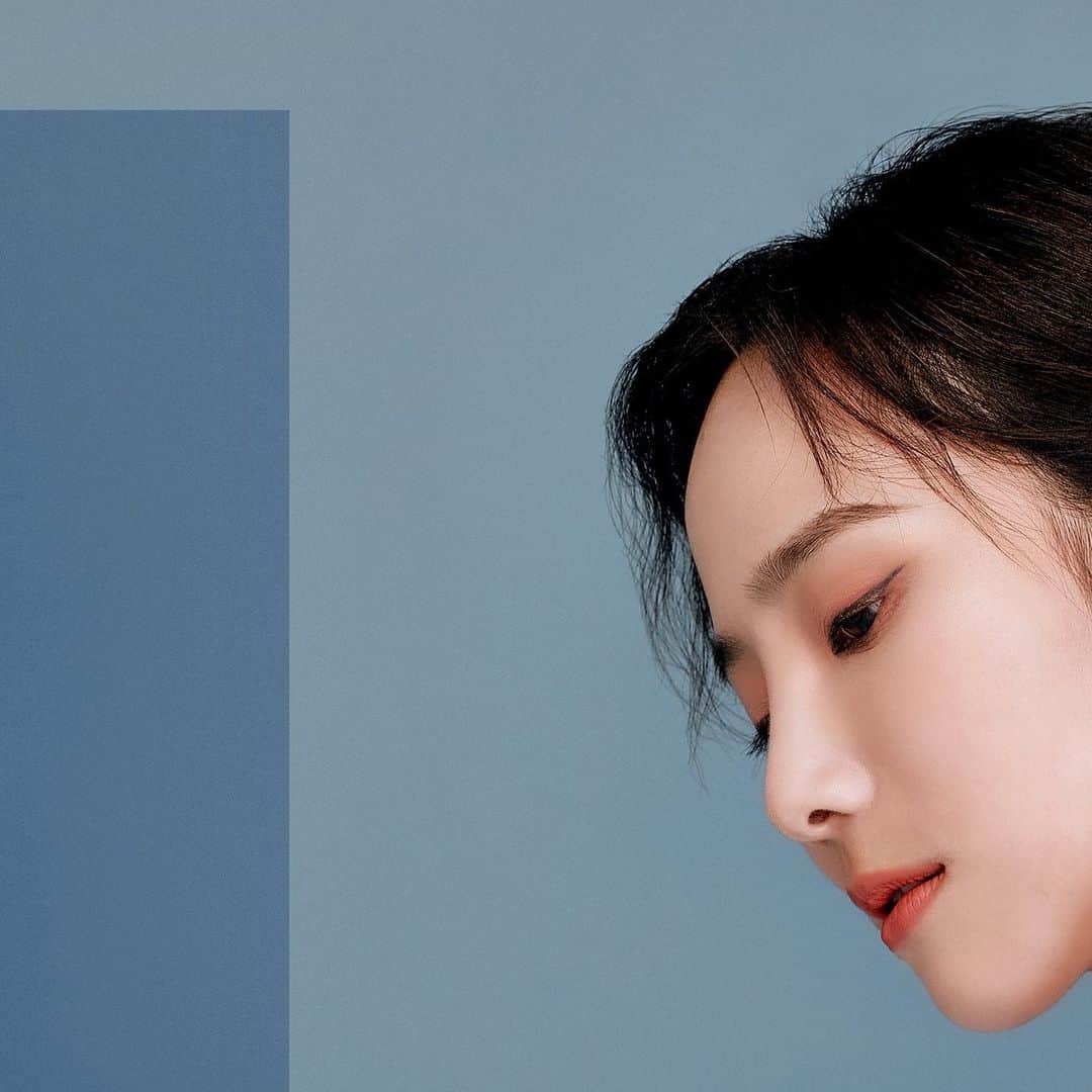 Vogue Taiwan Officialさんのインスタグラム写真 - (Vogue Taiwan OfficialInstagram)「#voguecreative  2020年Pantone大勢色彩「褪色丹寧faded denim」出爐，台灣大哥大將時尚理念與科技緊密結合，創造出一種視覺延伸的時尚新未來！  我們可以發現，像是：手機、耳機、機能手錶這類生活中的3C科技產品，已經是人人不可或缺的必要時髦配件！時下年輕男女，在穿搭上也都會將這些3C科技元素一起做上整體搭配；像是V編推薦最簡易的搭配方式可以利用TONE ON TONE同色系穿搭，展現具有整體感的時尚態度。  至於IG美照該怎麼拍？快到 @taiwanmobile_official 尋找拍照指南！讓好心情也換上繽紛色彩！  #歡迎光臨myTone #台灣大哥大 #FadedDenim #CoralPink ✒️ #princessA」5月19日 19時03分 - voguetaiwan
