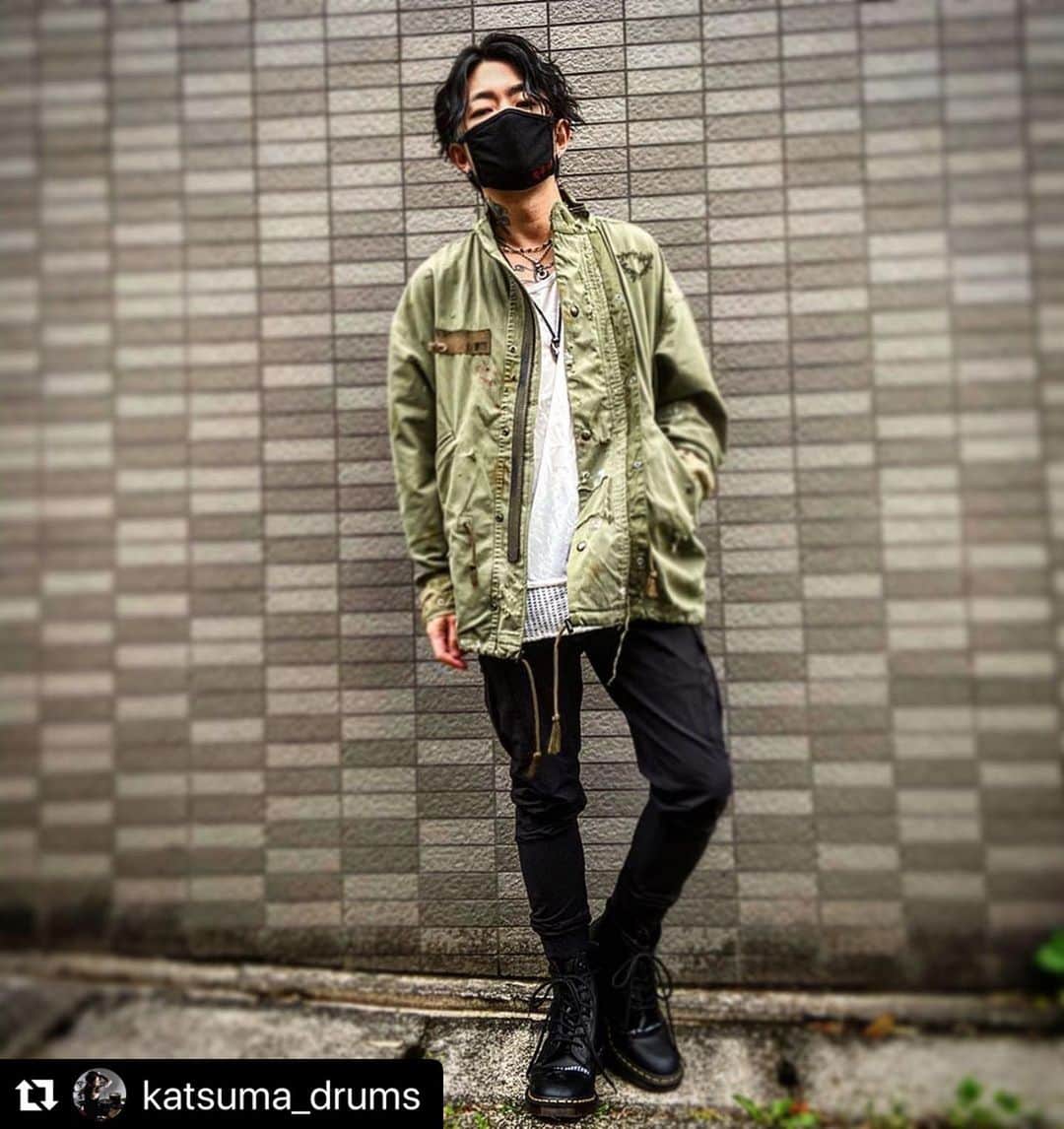 のインスタグラム：「#Repost @katsuma_drums with @make_repost ・・・ 春夏の服が続々と届き始めてるのに着て行く場が全くないので、せっかくなのでちょいちょい投稿していきたいと思います👕📷 #msml #msmltokyo #moonagedevilment #resurrection #egotripping #drmartens #undercover」