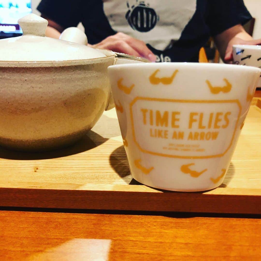 依布サラサさんのインスタグラム写真 - (依布サラサInstagram)「おうち時間で増えてきた お茶タイム🍵 緑茶にほうじ茶に、、と ホッとする時間🙏 井上陽水ツアーグッズ✖️ 波佐見焼マルヒロさん @maruhiro.hasami とのコラボ そばちょこ、活躍してます🍵 最近は　@yorozu.bunshitsu  さんの新茶🌿と薬茶が大好きです😊❣️ ちゃんとお茶入れると、甘みを感じられるのがなんだか贅沢ですよね🍵 #stayhome #おうち時間　#お茶 #お茶　#新茶　#薬茶　#マルヒロ　#蕎麦猪口　#万」5月19日 19時10分 - sarasaifu