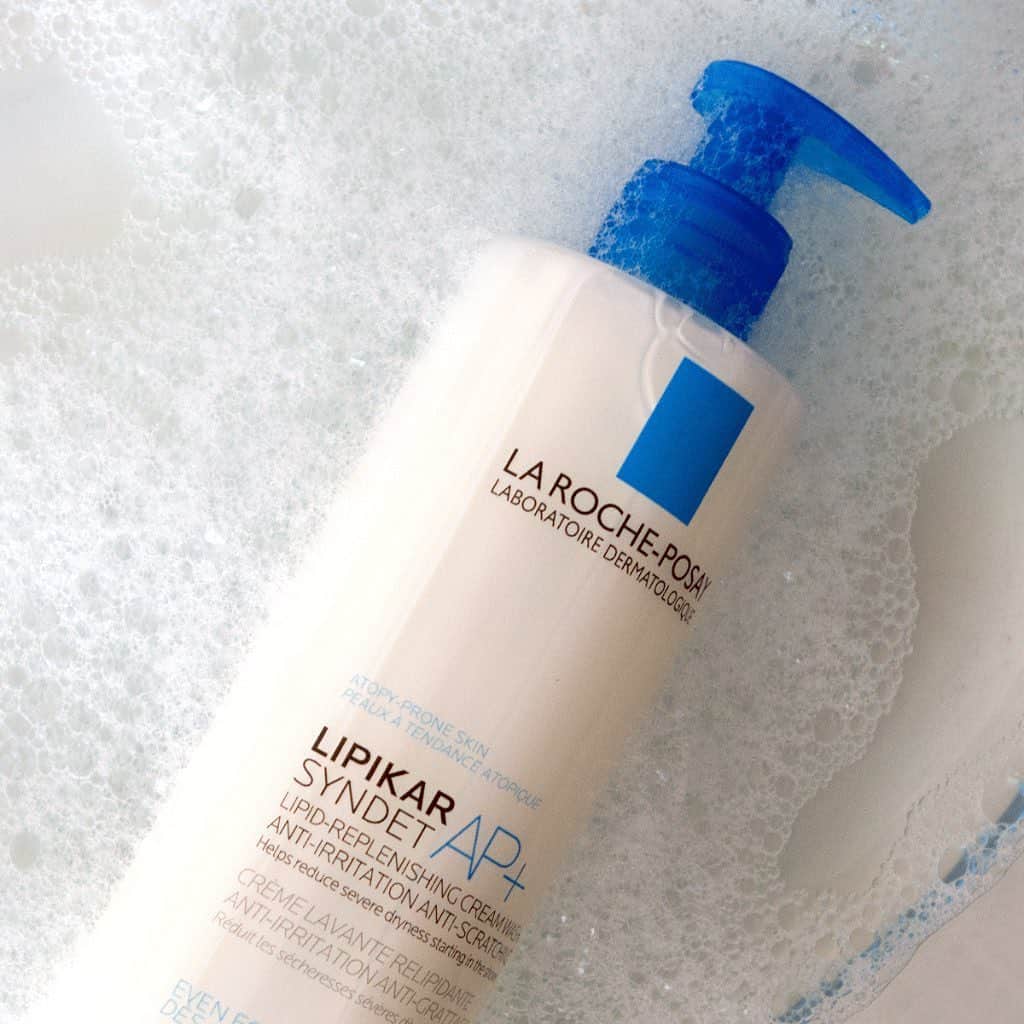 LA ROCHE-POSAY JAPAN ラロッシュポゼのインスタグラム：「. ＼家族みんなで使えるボディウォッシュ／ . 全身のスキンケアしっかりできていますか？ . 顔まわりのスキンケアばかり気にしてしまいがちですが 全身のスキンケアをしっかり行いたいですよね。 . ラ ロッシュ ポゼ のリピカサンデAP+フェイス&ボディウォッシュなら、シアバター配合で、洗い上がりもうるおいが続きます。 バスタイムにこちらの商品で洗うだけでお肌がしっとり滑らかに。 . 新生児の赤ちゃんでも使える低刺激設計なので 家族のみなさんでお使いになれるのも嬉しいですよね🛁 . 今なら送料無料キャンペーン実施中。 ぜひ公式サイトをチェックしてみてくださいね。 . #ラロッシュポゼ #larocheposay #乾燥肌 #敏感肌 #敏感肌対策 #スキンケア #低刺激 #低刺激設計 #敏感肌コスメ #ドクターズコスメ #美肌ケア #保湿ケア #スキンケアマニア #自分磨き #ライフスタイル #美容好きさんと繋がりたい #おすすめコスメ #スキンケア購入品 #スキンケア好きさんと繋がりたい #肌活  #肌荒れ対策 #美容マニア  #美肌づくり #キレイになりたい #自分へのご褒美 #コスメマニア #ボディケア #バスタイム #ツヤ肌  #潤い肌」