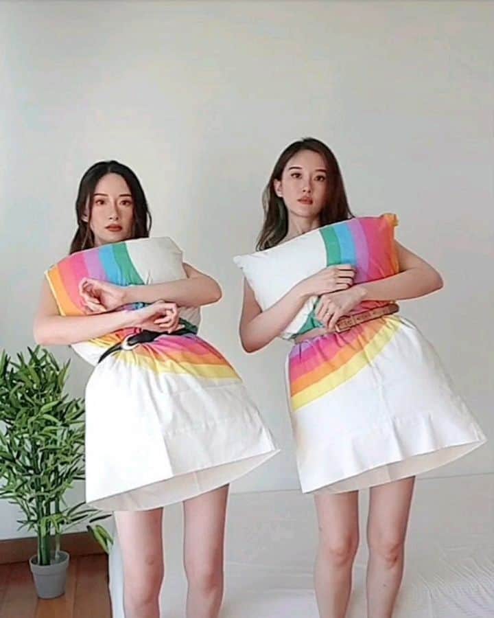エリッサ・ヤマダのインスタグラム：「t0geThEr wE mAKe a rAiNBoW 🌈👭🏻💖 @jessyamada  #pillowchallenge #sisters #quarantinelife #dirumahaja #tiktok #tiktokindonesia」