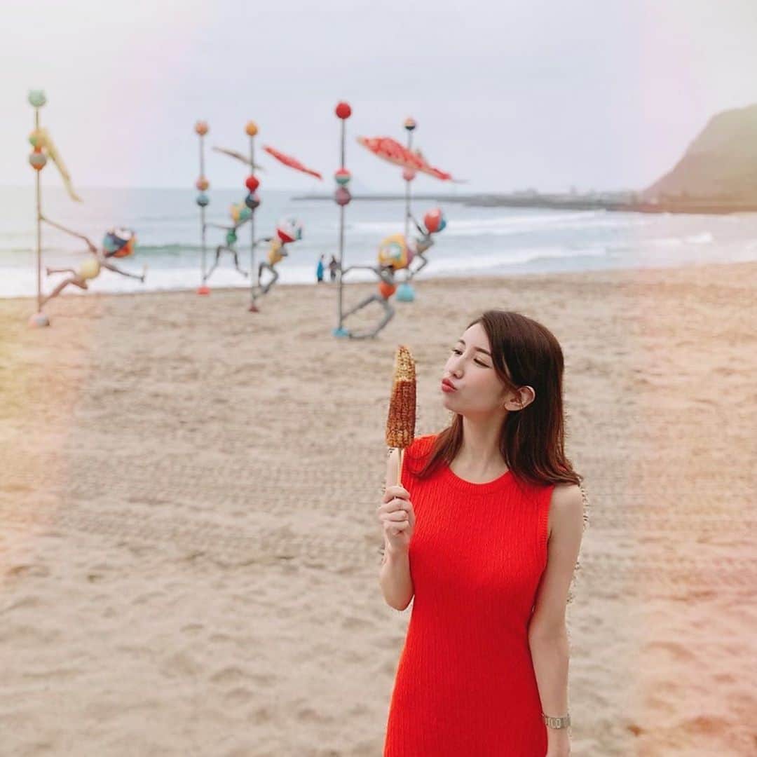亜里沙さんのインスタグラム写真 - (亜里沙Instagram)「我的朋友帶我去了海邊玩🌊 台灣的玉米很好吃🌽我也很喜歡吃甜甜的芋頭🍠❤️ 👗 @zara ・ 友達に海の方まで連れていってもらいました。 辛めのソースがついたトウモロコシも 甘く煮たタロイモも台湾の名物で、 どっちも素材の味がとっても美味しいよ🤤 台湾の自然や、ほっこりする気持ちになる美味しいもの、 日々色んなところに癒しを感じてます🌳 海に立ててる謎のかかしは一体なんでしょうかね。 あとほっこりって気持ちを中国語で表したいけど なにがよいでしょうか？😙？ ・ #alisa_in_taiwan #台湾 #台灣 #taiwan #taipei #taiwanlover #台湾生活 #台湾留学 #台湾旅行」5月20日 0時40分 - alisa_0302