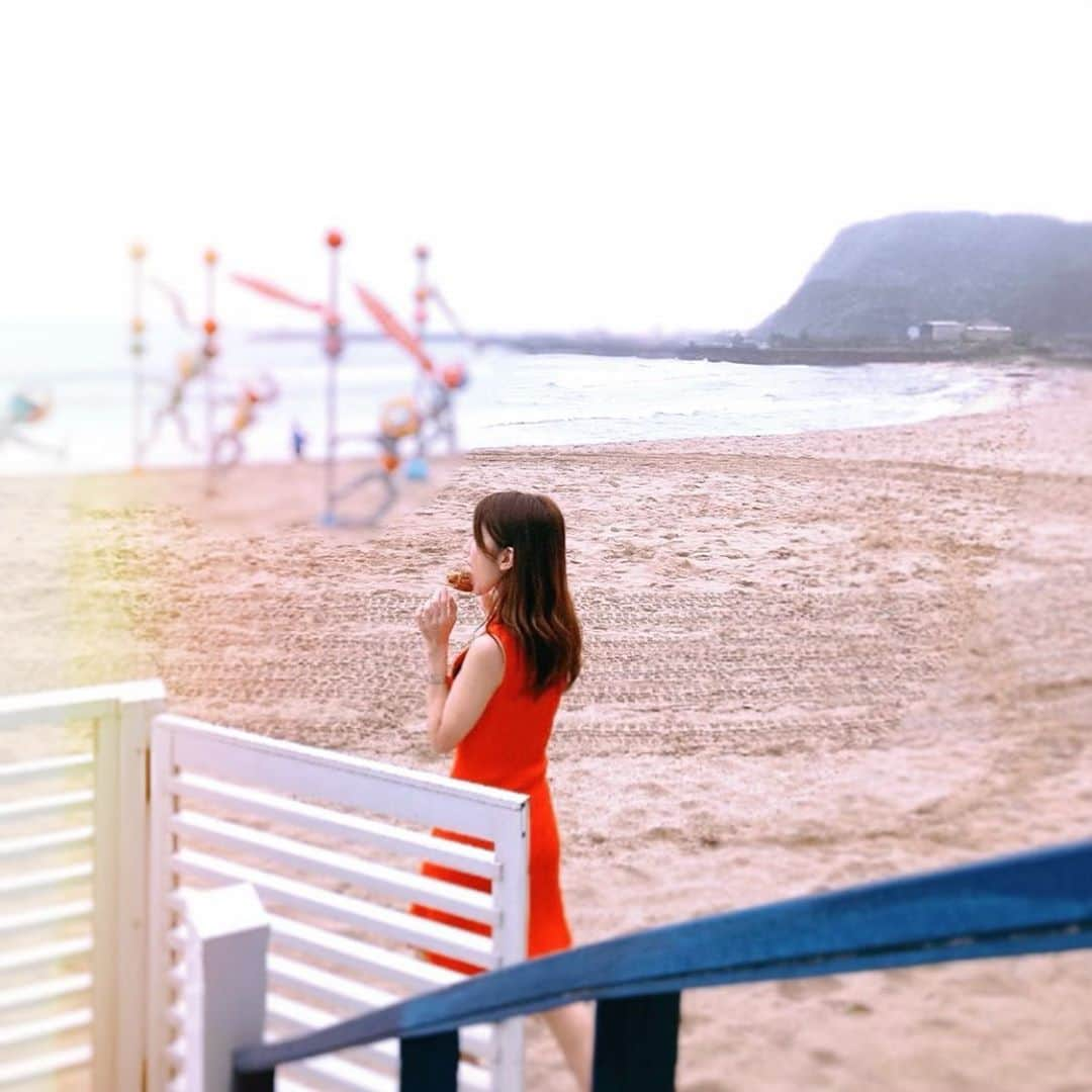 亜里沙さんのインスタグラム写真 - (亜里沙Instagram)「我的朋友帶我去了海邊玩🌊 台灣的玉米很好吃🌽我也很喜歡吃甜甜的芋頭🍠❤️ 👗 @zara ・ 友達に海の方まで連れていってもらいました。 辛めのソースがついたトウモロコシも 甘く煮たタロイモも台湾の名物で、 どっちも素材の味がとっても美味しいよ🤤 台湾の自然や、ほっこりする気持ちになる美味しいもの、 日々色んなところに癒しを感じてます🌳 海に立ててる謎のかかしは一体なんでしょうかね。 あとほっこりって気持ちを中国語で表したいけど なにがよいでしょうか？😙？ ・ #alisa_in_taiwan #台湾 #台灣 #taiwan #taipei #taiwanlover #台湾生活 #台湾留学 #台湾旅行」5月20日 0時40分 - alisa_0302