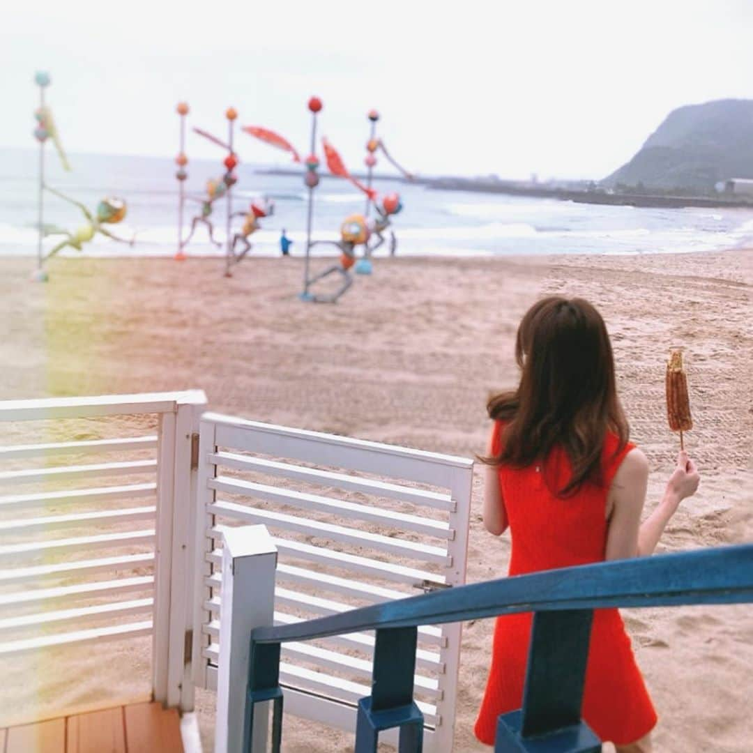 亜里沙さんのインスタグラム写真 - (亜里沙Instagram)「我的朋友帶我去了海邊玩🌊 台灣的玉米很好吃🌽我也很喜歡吃甜甜的芋頭🍠❤️ 👗 @zara ・ 友達に海の方まで連れていってもらいました。 辛めのソースがついたトウモロコシも 甘く煮たタロイモも台湾の名物で、 どっちも素材の味がとっても美味しいよ🤤 台湾の自然や、ほっこりする気持ちになる美味しいもの、 日々色んなところに癒しを感じてます🌳 海に立ててる謎のかかしは一体なんでしょうかね。 あとほっこりって気持ちを中国語で表したいけど なにがよいでしょうか？😙？ ・ #alisa_in_taiwan #台湾 #台灣 #taiwan #taipei #taiwanlover #台湾生活 #台湾留学 #台湾旅行」5月20日 0時40分 - alisa_0302