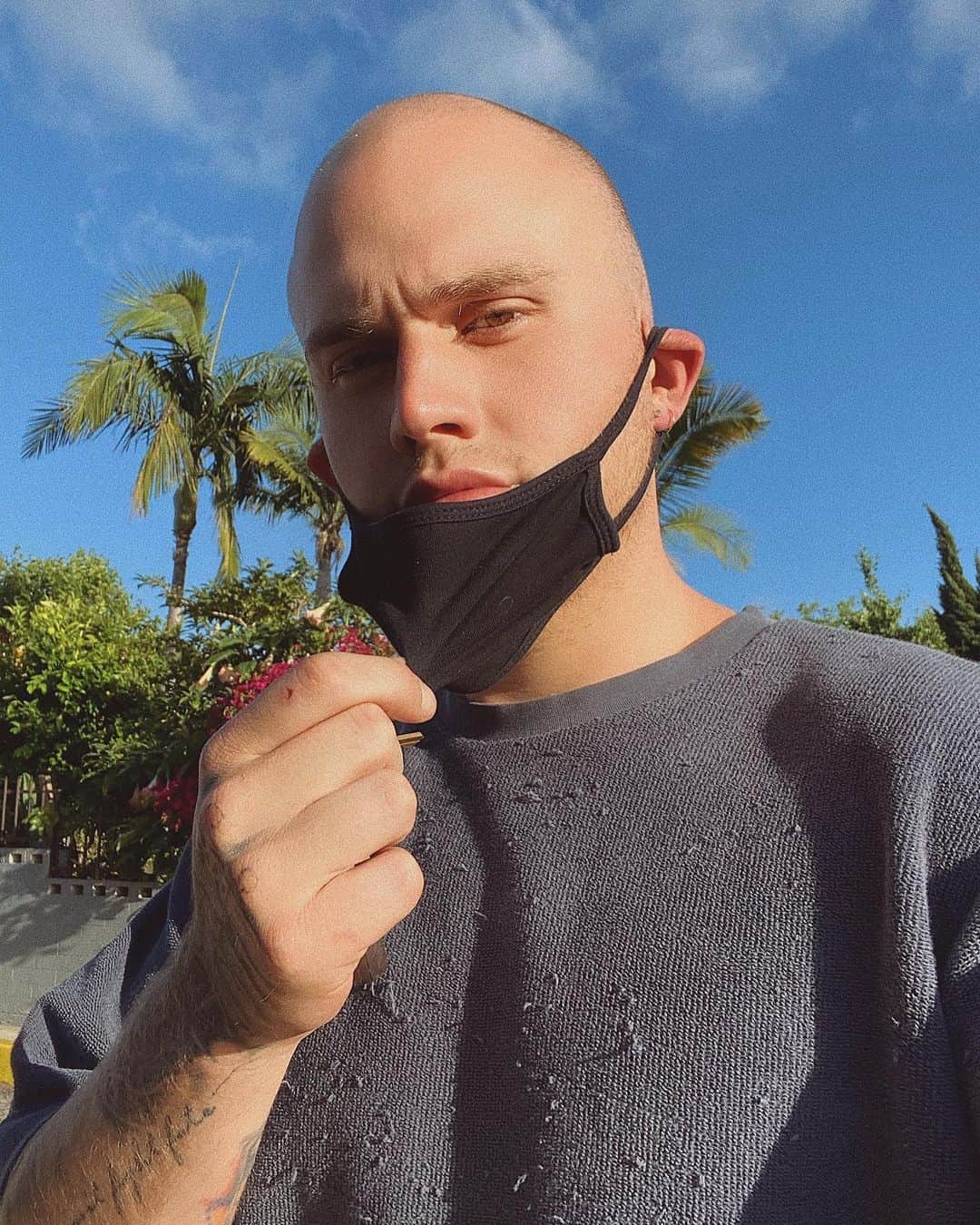 ブランドン・シェイアのインスタグラム：「So... how’s everyone quarantine going 😅」