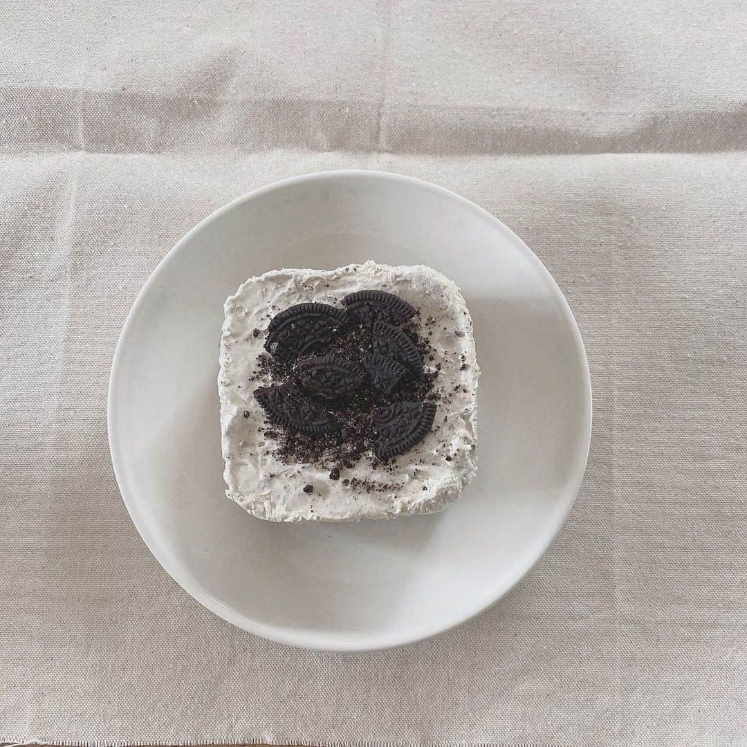 横山結衣さんのインスタグラム写真 - (横山結衣Instagram)「オレオチーズケーキちゃん！！ とっても簡単で良いです🥳🥳🥳 ずっしりでボリューミーだった！ 　#オレオチーズケーキ  #おうち時間 #おうちカフェ」5月20日 0時43分 - yoko_yui_team8