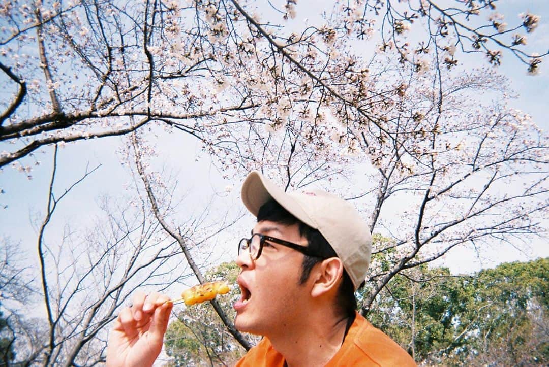高見雄登のインスタグラム：「(再掲)10階のたかみんち3回目 ありがとうございました！  懺悔不受理の方多くなってすいません！ ほぼ「インスタの検索画面でできるだけえっちな写真出てこないようにするために、ガンプラの写真ばっかりいいね押してる話」でした。 申し訳ないです。 #ガンプラいいね #生活からおっぱいを遠ざける工夫  感想やステッカー届いた方は、DMではなくコメント、もしくはSNSの空に打ち上げてください。 エゴサで見つけにいきます。  来週は5/26(火)夜10時から勝手にやります。 次回のテーマは「うちコレ専門ですねん」 専門の話を教えてください。 こちらはDMで受付しております。 #10階のたかみんち #写ルンです#3月」