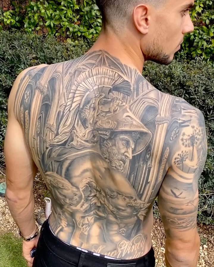 マルク・バルトラのインスタグラム：「Hoy comparto con todos vosotros algo muy especial para mi! 😜🙌🏼 #tattooart Durante todo este tiempo he aprendido que la mente preparada vence al dolor y que la paciencia unida al trabajo y sacrificio te llevan a dónde tu quieras.  Esos momentos en los que pasan los minutos y no te das cuenta porque estás concentrado y focalizado al 100% , es ahí cuando eres IMPARABLE.  Aquí, ahora, en este momento. 🙌🏼 #LifeStyle」