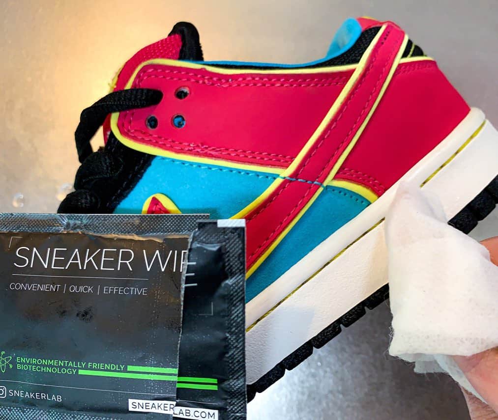 SneakerBox.jpのインスタグラム：「たまにはちゃんとしたクリーニングアイテムで🌀 普段は泡ハンドソープにタワシでアウトソールはガシガシ洗ってますが、前々からミッドソール用に手軽なクリーナーがないかなぁとは思ってました。 @sneakerlab_jp のクリーナーはバクテリアや酵素を原料としているようで、分子レベルで汚れや臭いにアプローチできるとのこと😳‼️ 早速試してみました👍 うむ。分子レベルがどれほどのものかはさておき、優しく拭いても汚れは落ちました✨ かなり瑞々しいというかたっぷり水分を含んでいるのがGoodでした👌スムースレザーならアッパーからのミッドソール、もしくはミッドソールからのアウトソールのセットでクリーニングしても余裕がありそうな水分量でした。 ミッドソールで頑固な汚れは消しゴムもおすすめです🙋‍♂️ これを機にクリーナーも集めてみようかなぁ🧐 #sneakerlab  #sneakerlabjp」