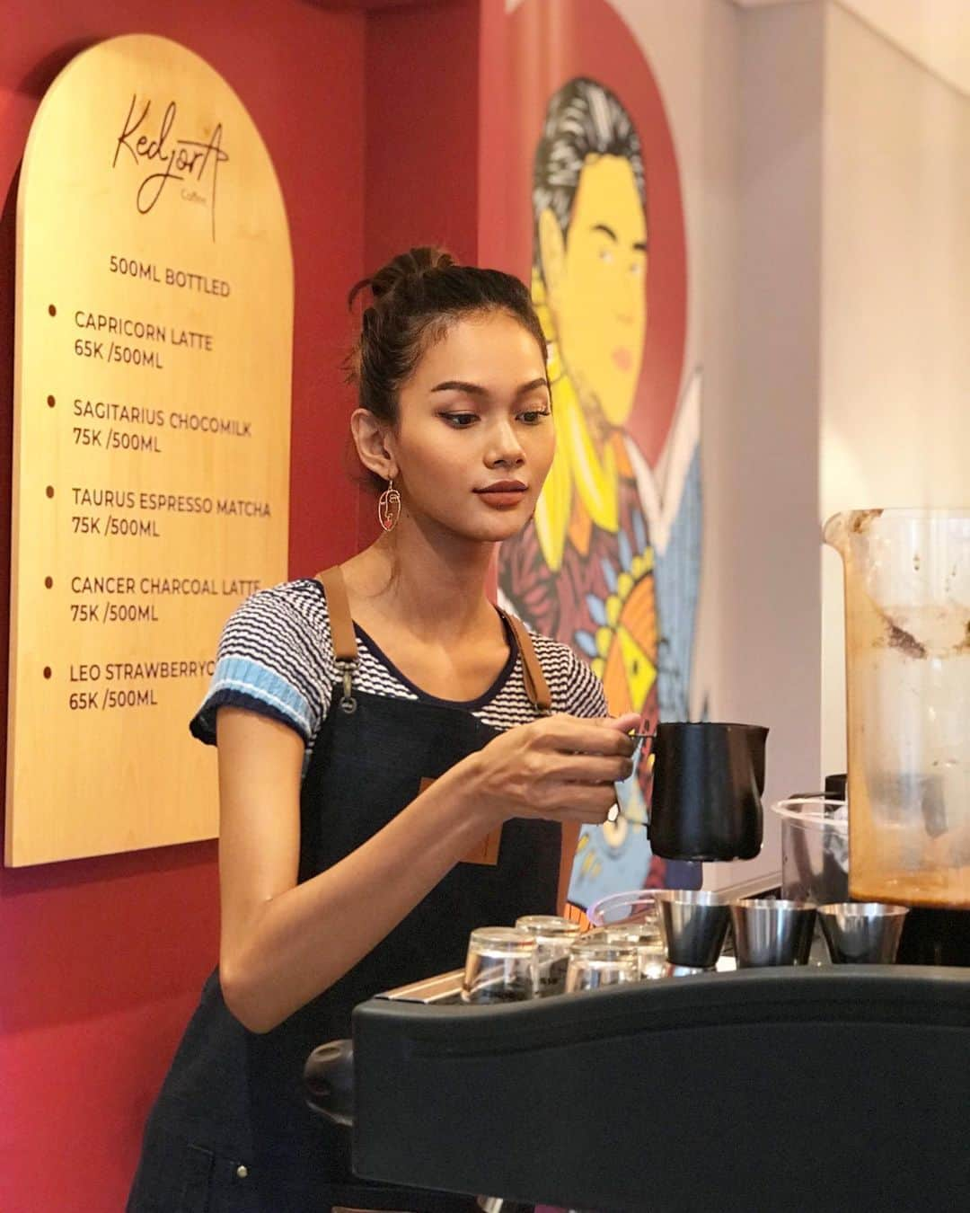 Ivan Gunawanさんのインスタグラム写真 - (Ivan GunawanInstagram)「Sore ini ada barista cantik di @kedjora.coffee  BSD  queen @kharismaura  nihh guys ❤️❤️❤️❤️ dia pengen  GEMINI MILK HOBaaH ...」5月19日 19時22分 - ivan_gunawan