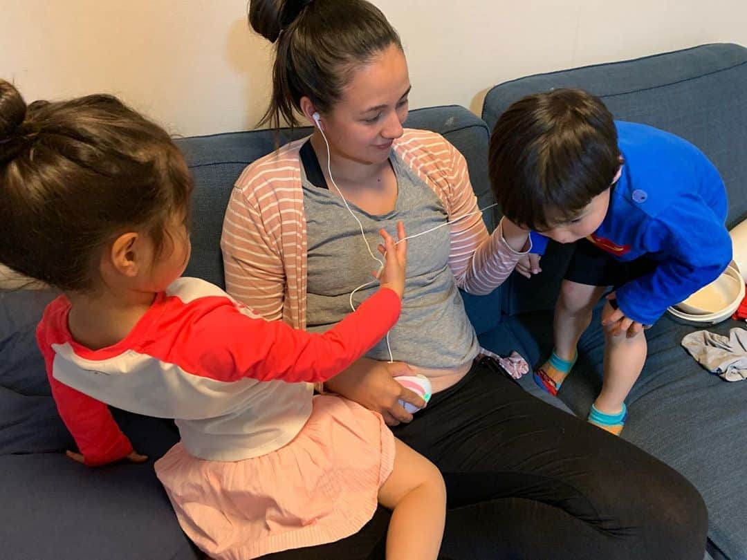 エリナ シルカのインスタグラム：「Twins getting ready to having a newbie around 👶今日も心音確認中🤰」