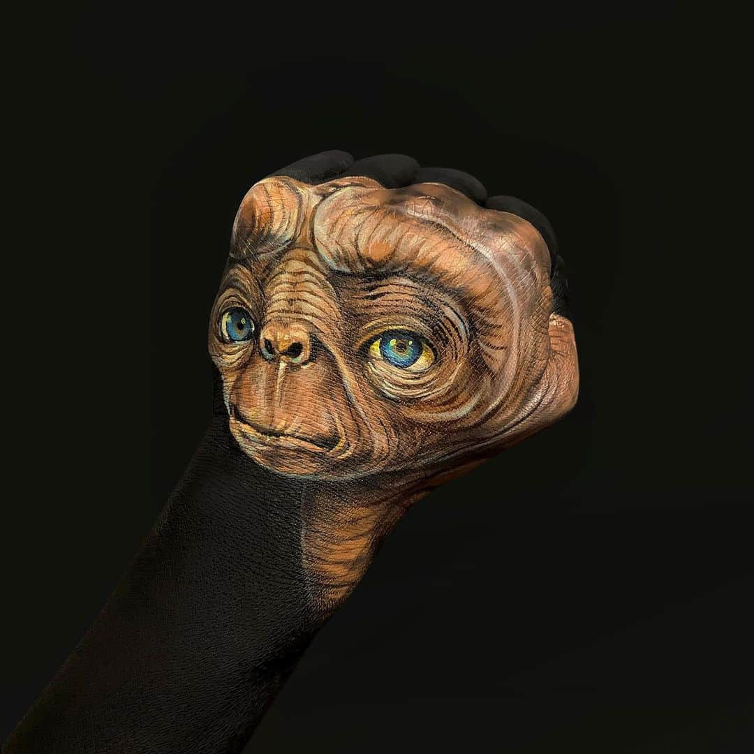 Amazing JIROさんのインスタグラム写真 - (Amazing JIROInstagram)「I painted ET on my hand!  #et  #おうちで過ごそう #うちで過ごそう #おうち時間 #お家時間 #おうちじかん #おうちでアート #アート #ボディペイント #ペイント #頑張ろう #コロナウイルスが早く終息しますように #stayhome #stayathome #staysafe #besafe #staystrong #quarantine #quarantinelife #quarantineart #quarantineartclub  #art #bodypaint #paint #dailyart」5月19日 19時15分 - amazing_jiro