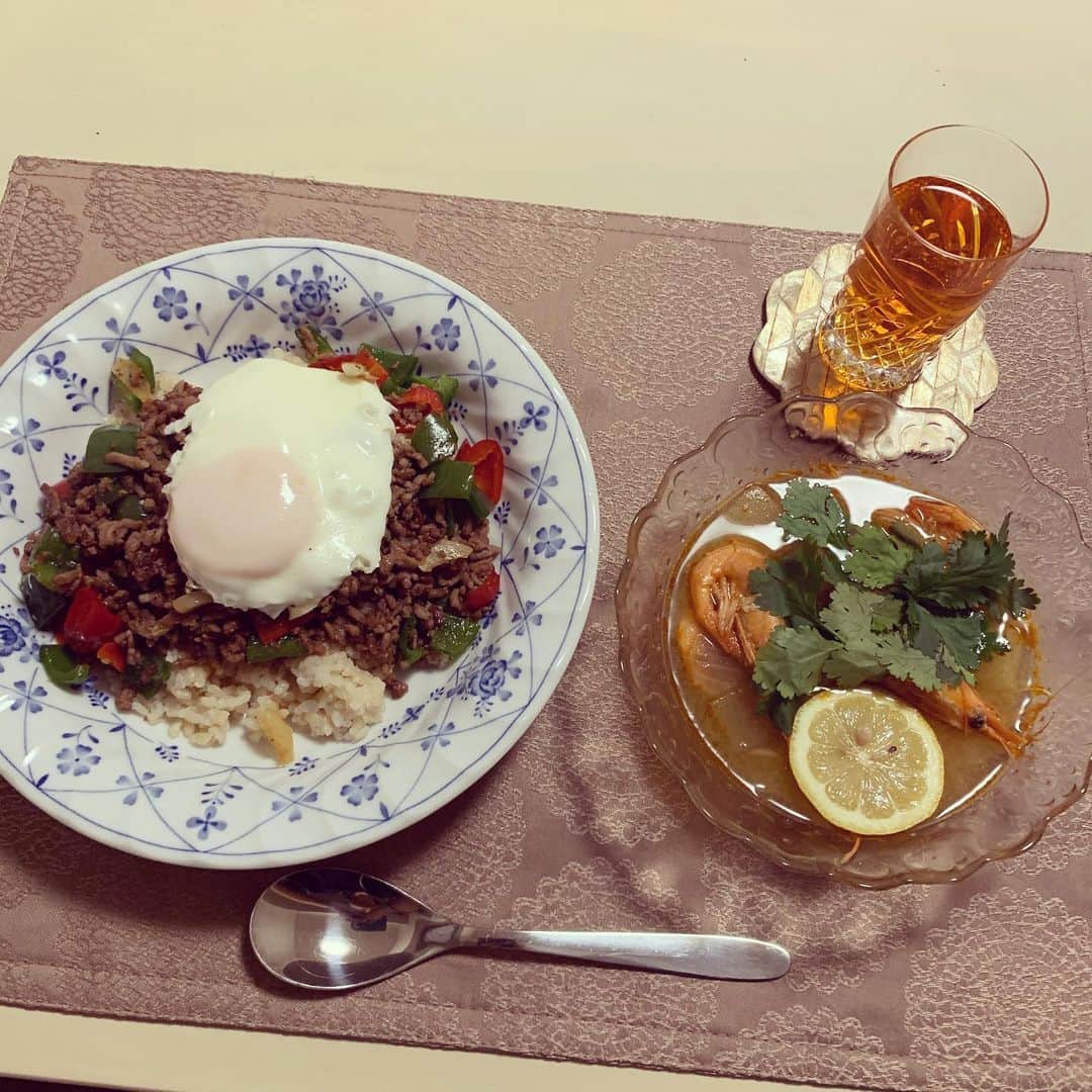 のインスタグラム：「タイパ🇹🇭 ガパオライスとトムヤムクン！  レシピ👩‍🍳 牛肉ミンチをにんにくとオリーブオイルで炒める 香りが出たら塩胡椒ふってピーマン入れて炒める ナンプラー オイスターソースで味付けして完成！  トムヤムクンは480mlのお水にトムヤムクンペーストを入れて火をかける沸騰してきたら海老(頭つきのほうがだしがでるよ！)玉ねぎ お好みきのこ入れてパクチーとレモンのせて完成！  エスニック作ってみたら案外簡単だった！ #奥山食堂 #お家ごはん #自粛」