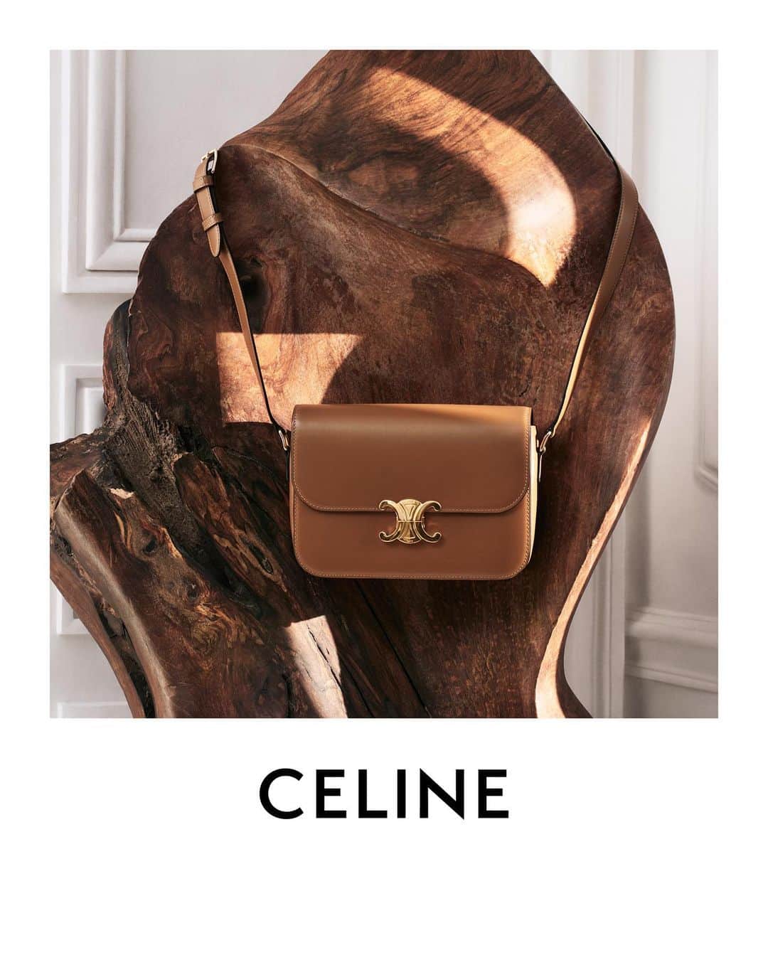 Celineさんのインスタグラム写真 - (CelineInstagram)「CELINE WOMEN SUMMER 20 CELINE TRIOMPHE BAG  COLLECTION AVAILABLE AT CELINE.COM  #CELINETRIOMPHE #CELINEBYHEDISLIMANE」5月19日 19時17分 - celine