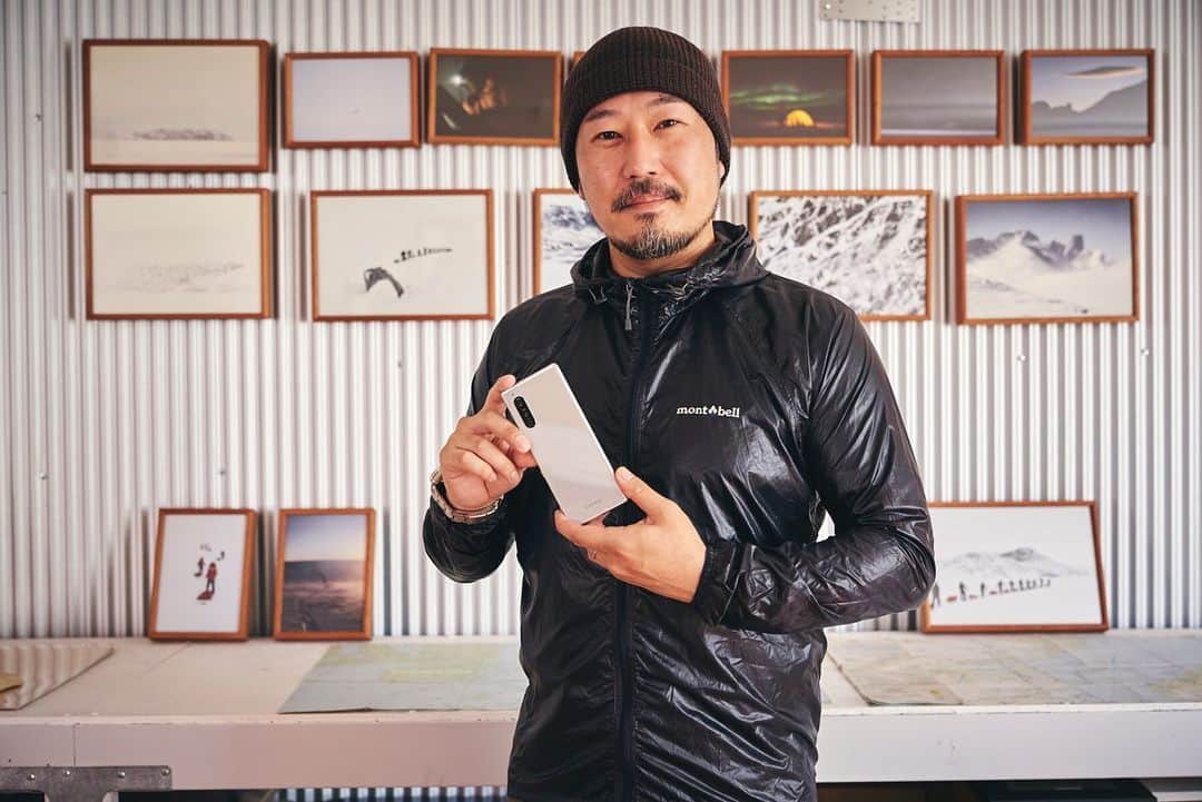 のインスタグラム：「ソニーのスマートフォン、Xperiaのアンバサダーに就任しました。いま手にしているのはXperia 5です。なぜこの機種を選んだのかというとカメラ一台とレンズ三本に相当する性能が凝縮されていたからです。最高10コマ／秒の連写性能と高精度の瞳AF、暗所でのノイズレスな高感度撮影が魅力でした。16mm、26mm、52mmとそれぞれの焦点距離に最適化されたレンズにも驚かされています。それらが手のひらにある薄いスマートフォンに搭載されていることが驚きです。フォトグラファーとして嬉しかったのがマニュアル設定で撮れることです。普通にオートで撮っても良いのですが、Xperia 5を手にしてまず感動したのは一眼レフのようなシンプルな操作感でした。スマートフォンでは撮れない世界を感じていましたが、Xperiaシリーズと出会うことでそれが払拭されました。常にカメラを持ち歩いている安心感があります。これから大自然の中でXperiaの能力を最大限試していきたいと思います。と言いたいのですが、私が住んでいる神奈川県はまだ外出自粛の真っ只中。最近は、日本を代表する冒険家 荻田泰永さんが開設した『冒険研究所』で印刷した写真を飾る作業をしています。車で15分ほどの距離にあるので、しばらくはここでスマートフォン撮影の可能性も模索してみたいと思います。その感想など、インスタグラムに投稿していきますので、ご覧いただけたら幸いです。  #Xperia #Xperia5 #Xperiaアンバサダー #pr #SonyAlpha #Sonyalphaphotos #Sonyimages #写真 #カメラ」