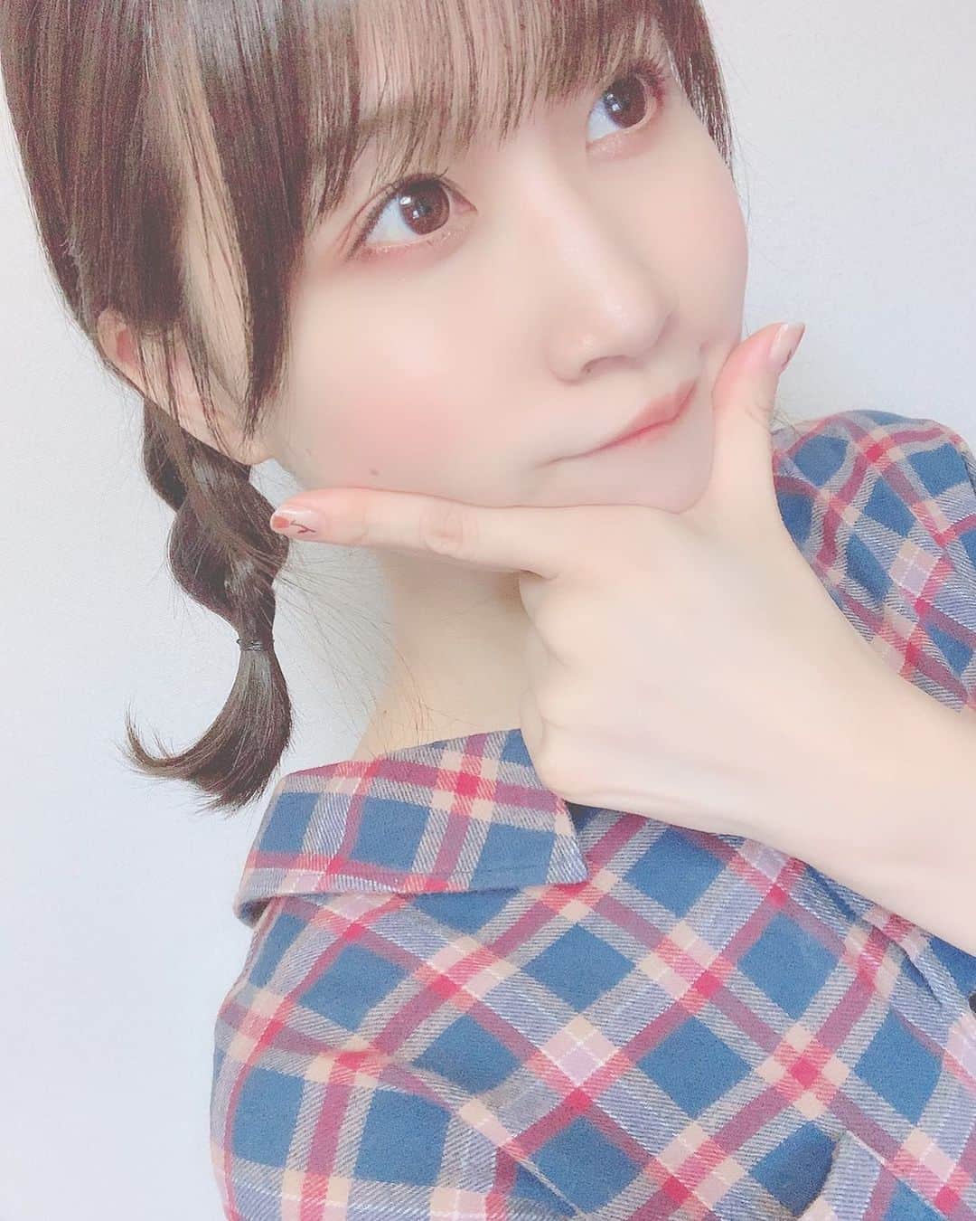 八木沙季のインスタグラム：「🤔🤔 . 三つ編み💓 外に出てないからアップするもの 自撮りしかない☹️☹️ぴえん☹️☹️ おしゃれなカフェとか行って写真撮りたいな☕️👨🏻 .」