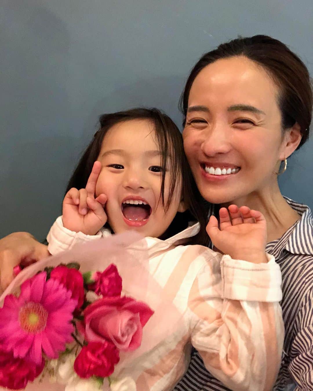 秋定麻紀子のインスタグラム：「先日の母の日。 当日、私は部屋でTV会議をしていて(その日は2時間ほど長くなり) 娘は買って来てくれたお花をずっと渡そうと部屋の外の扉前で待っててくれたみたい。 それでもママが出て来ないから扉の前にそっとお花を置いてくれていた。 会議が終わり扉を見ると小さな花束が。 母の日ってこんなに感動する日なんだね。 娘の成長を感じた日。 ママのお仕事を邪魔しないでそっと置いといてくれた小さな気遣い。 ありがとう。 母3年生。まだまだですがマイペースに頑張ります。 そして自分を育ててくれた母親に感謝します。」