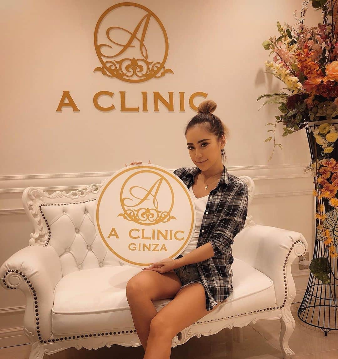 荒木さやかさんのインスタグラム写真 - (荒木さやかInstagram)「hi♡ 半年ぶりに @a_clinic_ginza でAスレッドをしてきたよ✨ 二度目にして衝撃的🔥 前回と同じ @dr_kanayamasaki 先生に🙏🏾 痛みもなく、すぐ終わってその日からメイク出来てダウンタイムなんてほぼなし🤣 なのに顔はギュイーンとリフトアップ💙 そして目の下のシワとほうれい線にグロースファクターっていう注射を✨ アンチエイジングは一生ここでお世話になるつもりです🥰❤️ いつまでも若くいたいよねっ☺︎ #Aスレッド #aclinic #aclinic銀座 #aスレッド症例写真 #aclinicginza #美容外科 #美容皮膚科 #美容クリニック #美容整形 #小顔美人 #顔痩せ  #リフトアップ #美容外科医山崎香名  @a_clinic_ginza」5月19日 19時28分 - araki_sayaka