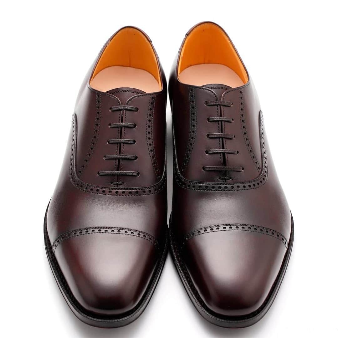 ユニオンインペリアルのインスタグラム：「. UNIONIMPERIAL -premium- art. U1521 material: Annonay union box calf @tanneriedannonay  Handsewn welted construction  Last: S42-3E Made in Japan  #unionimperial  #ユニオンインペリアル  #unionimperialpremium #madeinjapan  #日本製  #handsewnwelted  #quarterbrogue  #控えめのパーフォレーションが現代的 #クォーターブローグ  #oxfordshoes  #mensshoes  #leathersole #floraldesign  #floraldesignsole #classicshoes  #革靴  #紳士靴  #レザー #革 #職人 #手仕事 #革靴倶楽部」