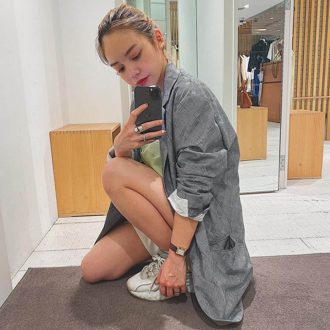 福地夏未のインスタグラム：「🔥 今シーズンのナンバーワン！ 人生で初めてちゃんとしたジャケットを 買ったので見せつけます。 @overcoat.nyc  低身長でもしっくり着ることができた最高品☁️！ わたしにとってのジャケットデビューが これでよかった〜！ _ #overcoat #acnestudios  #alexanderwang  #fendi  #edition_jp #tomorrowland_jp #2020ss  #ootd #code #150cm #低身長コーデ」