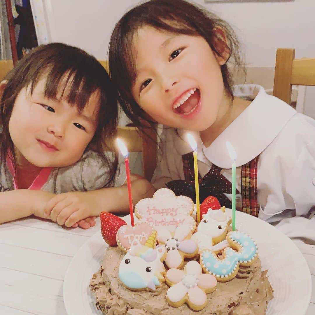 神谷美伽さんのインスタグラム写真 - (神谷美伽Instagram)「次女の誕生日🎂😆4日違いのバースデー✨で賑やかな1週間でした🥳正統派の長女と正反対の次女👧にはいつも笑わせてもらってます😝  後は誕生日までにトイトレが終わらなかったのが母焦り😂💦明日からメルちゃんと本気で頑張ります💪  #3歳#happybirthday #姉妹 #2歳差姉妹」5月19日 19時40分 - mikakamiya14