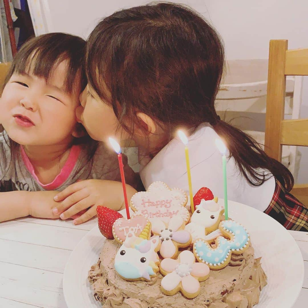 神谷美伽さんのインスタグラム写真 - (神谷美伽Instagram)「次女の誕生日🎂😆4日違いのバースデー✨で賑やかな1週間でした🥳正統派の長女と正反対の次女👧にはいつも笑わせてもらってます😝  後は誕生日までにトイトレが終わらなかったのが母焦り😂💦明日からメルちゃんと本気で頑張ります💪  #3歳#happybirthday #姉妹 #2歳差姉妹」5月19日 19時40分 - mikakamiya14