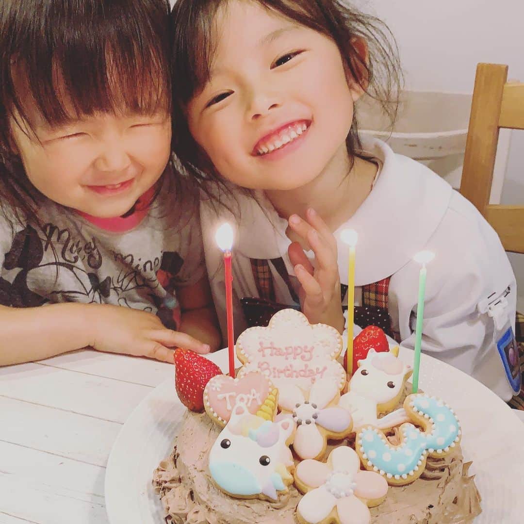 神谷美伽のインスタグラム：「次女の誕生日🎂😆4日違いのバースデー✨で賑やかな1週間でした🥳正統派の長女と正反対の次女👧にはいつも笑わせてもらってます😝  後は誕生日までにトイトレが終わらなかったのが母焦り😂💦明日からメルちゃんと本気で頑張ります💪  #3歳#happybirthday #姉妹 #2歳差姉妹」