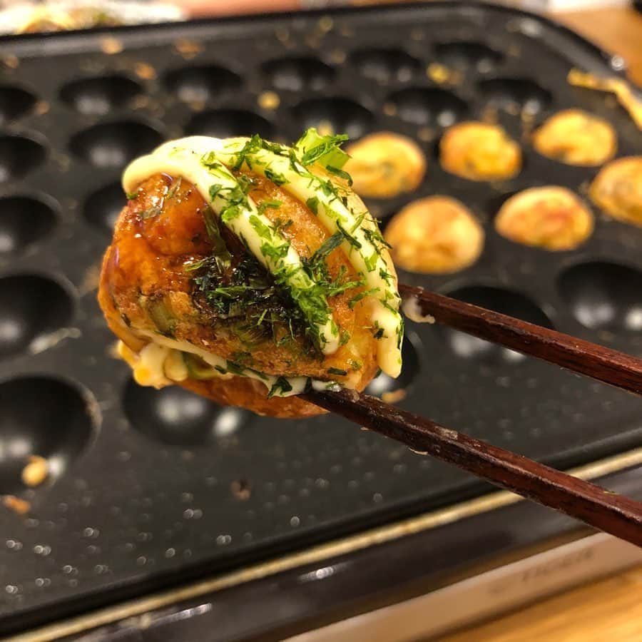 のインスタグラム：「たこやき！ 材料の水を出し汁に置き換えたら、美味しいのなんの。 息子はうまくひっくり返せなくてちょっと不機嫌だけど💦  #たこぱー #たこやき #おうちでたこ焼き #平日だけど」