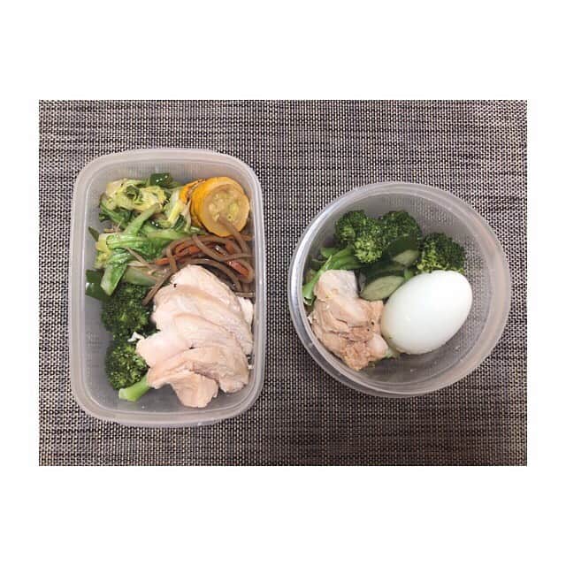 みのり(26)＠東京 ダイエットのインスタグラム：「🎀 #夜勤 🍴#今日のお弁当 . 鶏ハム(塩麹) ブロッコリー きんぴらごぼう 野菜炒め . . . リセット夜勤ごはん✨ . 明日スッキリするといいな〜🥰 . . . ◉ライザップ公認の紹介アンバサダーです。 〜紹介特典で、5万円分お安く入会できます〜 . . ▶︎全国どの店舗でもOK ▷２週間のトライアルコースもあります(^_^)/ ▶︎カウンセリング予約前にご連絡ください . ◎入会やカウンセリングをお考えの方、 ご質問なども、DM✉️ください。 . ★トレーニング見学もできます★ . 📺RIZAP TVCM出演 🏅RIZAP BMG ファイナリスト2017.2018 . #rizap #ライザップ . #ダイエット #diet #ダイエット日記  #instadiet #ダイエット仲間募集 #ダイエッター #公開ダイエット #食べて痩せる #糖質制限 #お弁当 #弁当 #ダイエット弁当  #自分弁当 #糖質オフ #晩御飯 #dinner #夜ご飯 #夕食 #夜ごはん  #低糖質 #糖質制限 #夜勤弁当 #看護師」