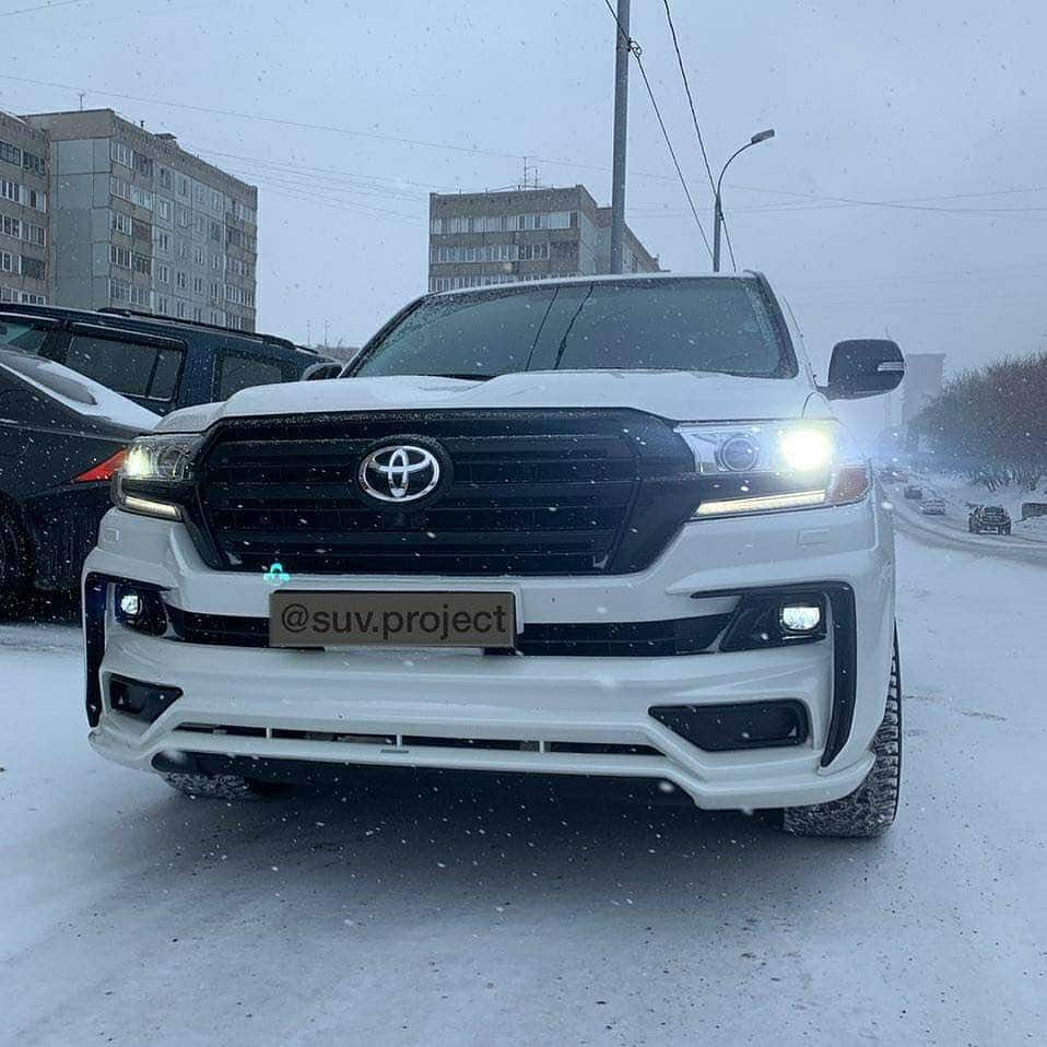 のインスタグラム：「TOYOTA LANDCRUISER 200 produced by @suv.project  body kit：Artisanspirits/// Sportsline blacklabel #toyota #landcruiser #toyotalandcruiser  #as #asms #artisanspirits #ravspecjdm #butlertire #jworksunlimited #premierautowerkz #suvproject #kanooperformance #car_life_staff  #トラウム #車庫小舗 #nigeljdmparts #datasystem #advanced_auto_performance  #mr__lexus #jackspna #ottoautoservice」