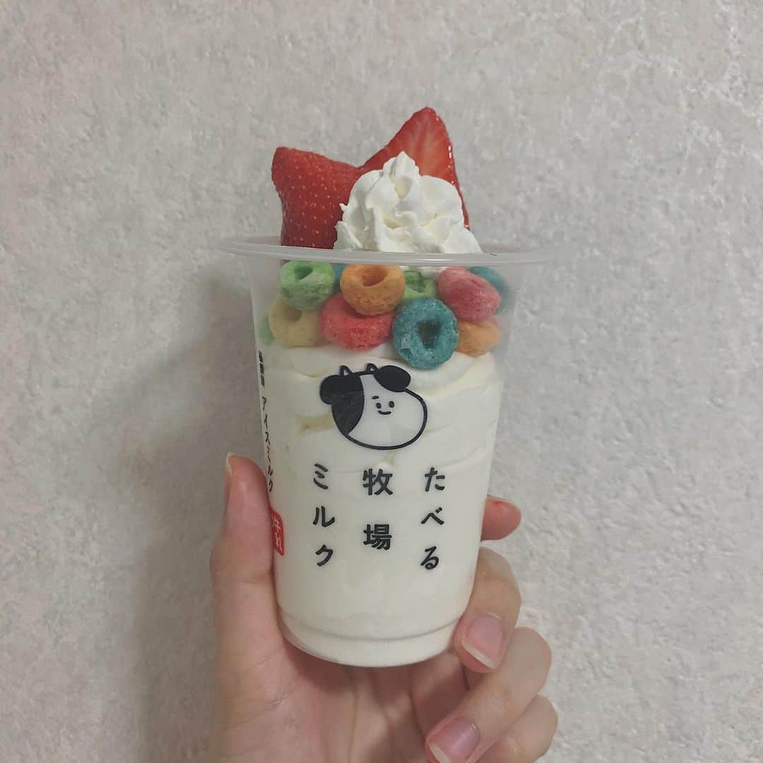 上田理子さんのインスタグラム写真 - (上田理子Instagram)「いつもは牛乳をかけて食べてるけど、この日は違う食べ方したらやっぱり美味しかったです😋笑 #たべる牧場ミルク #frootloops #海外」5月19日 19時38分 - ueda_riko_official