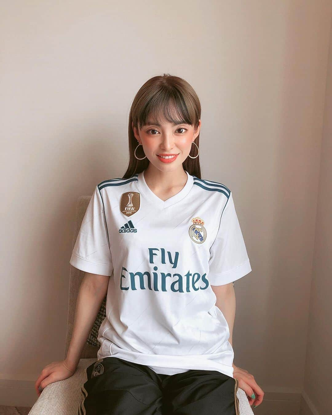 SHO-NOさんのインスタグラム写真 - (SHO-NOInstagram)「#RMFans . . . #おうちユニフォーム ネームはだれでしょう？？ . . .  #realmadrid #madridista #madridistagirl #halamadrid #EA #fifa20 #easports #adidasfootball #adidas #haircolor #hairstyle #hairarrenge #ヘアアレンジ #お団子ヘア #ユニフォーム女子 #レアルマドリード #マドリディスタ #ユニフォーム」5月19日 19時49分 - shono.contact